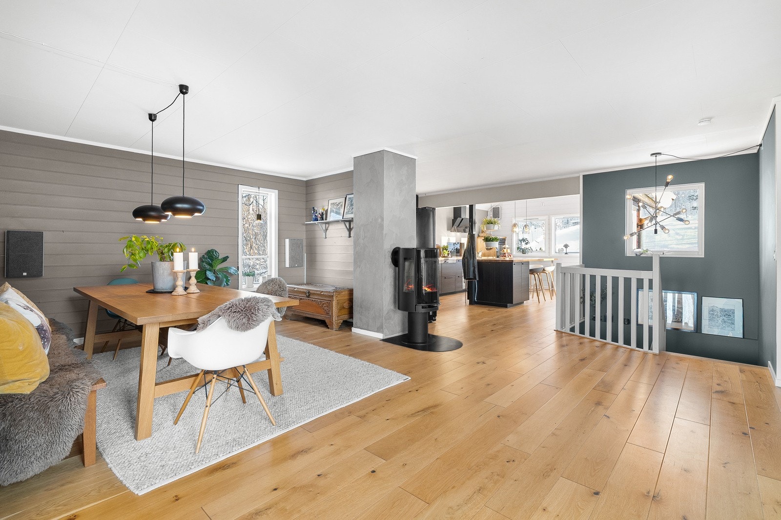 Todelt stue med kjøkken i delvis åpen løsning. Galleribilde