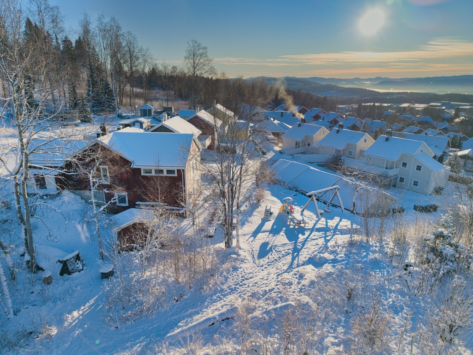 Huset ligger innerst i en rolig blindvei. Høyt og fritt med flott utsikt i front. Galleribilde