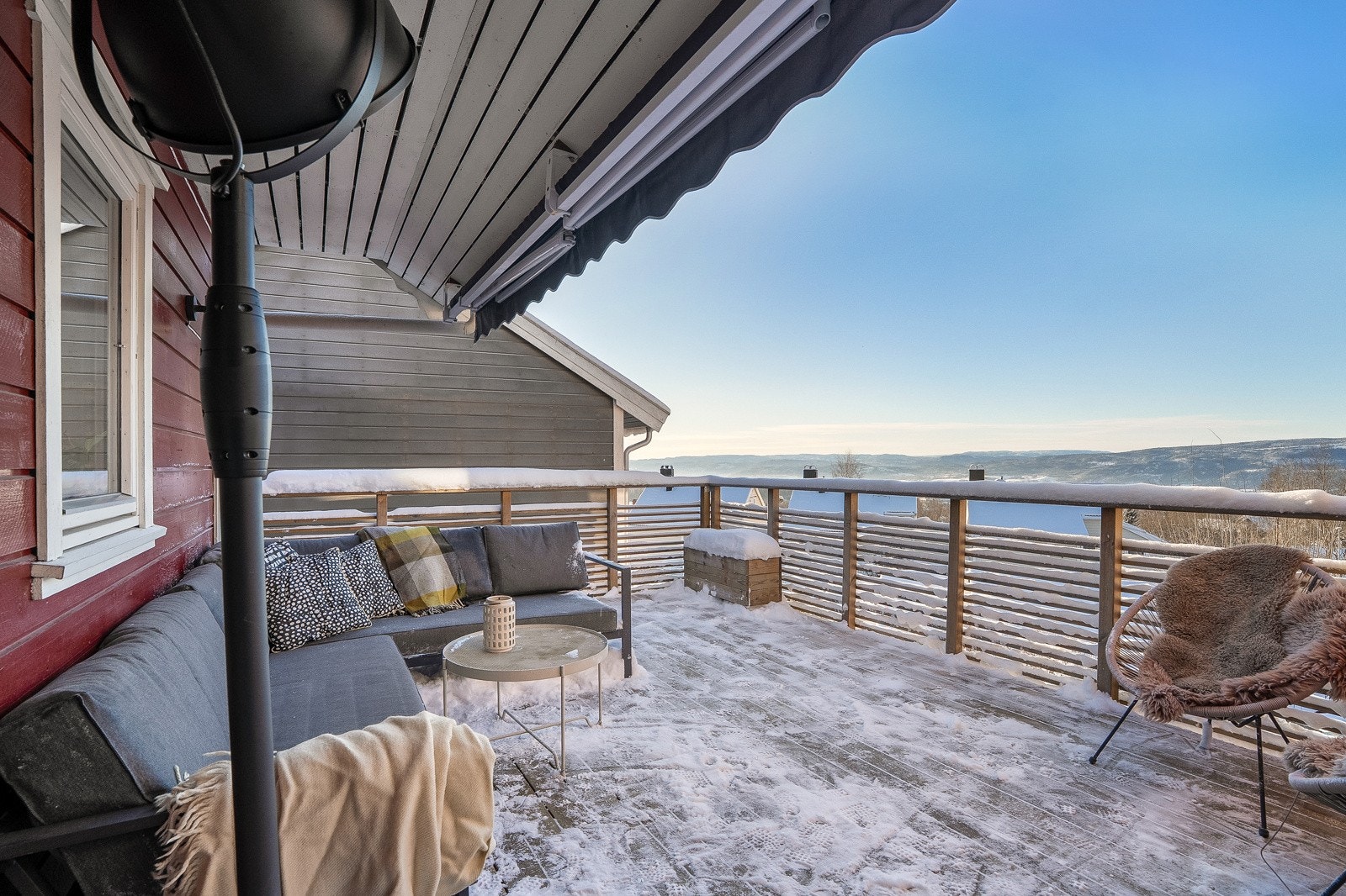 Stor veranda vendt mot vest med fantastisk utsikt. Galleribilde