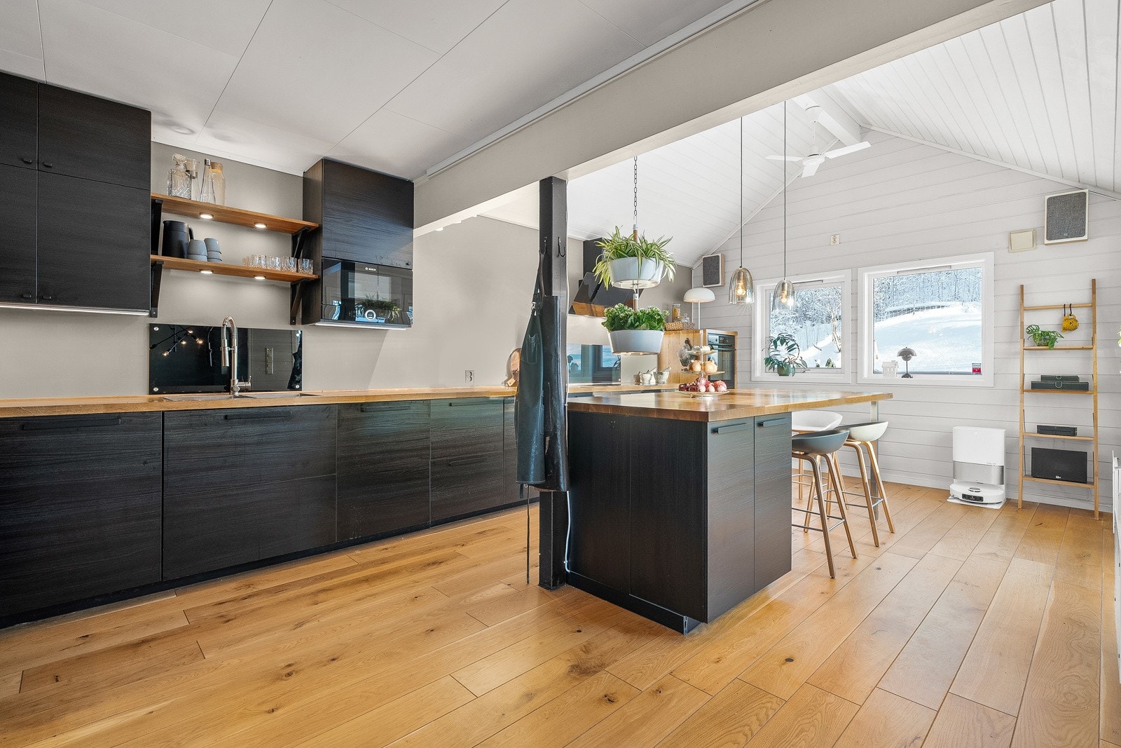 Kjøkken i åpen løsning, men likevel tilbaketrukket i egen sone. Galleribilde