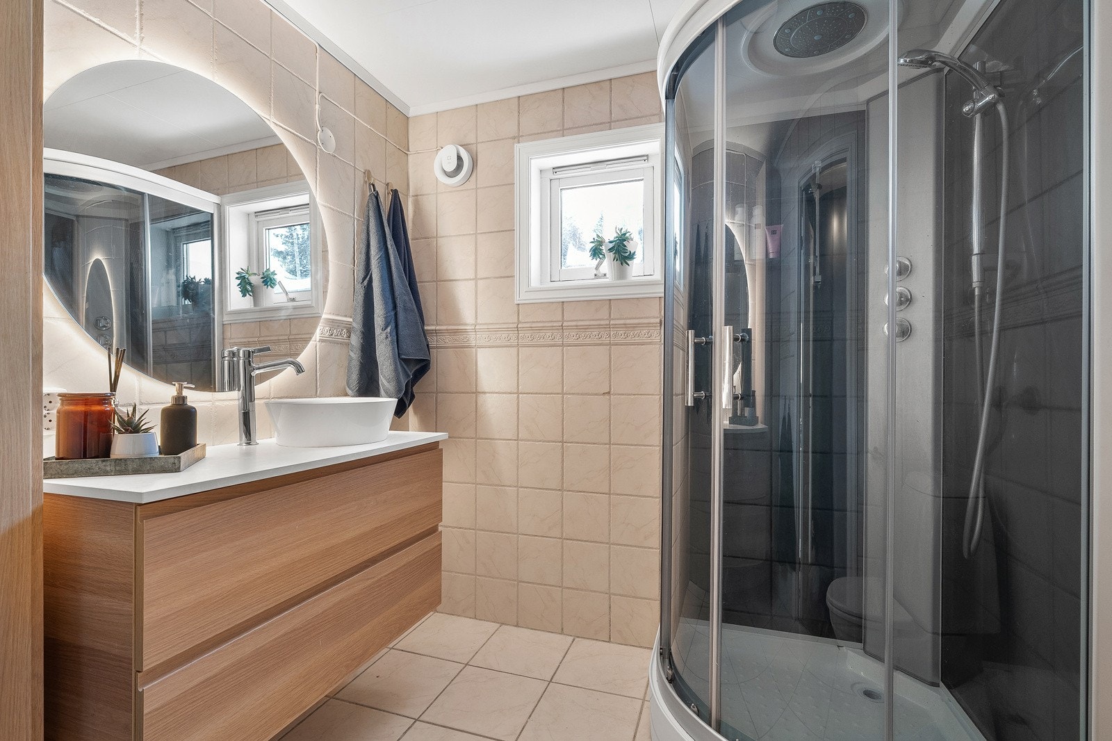 Bad i 1. etasje med flislagte overflater, luftevindu og oppgradert innredning. Galleribilde