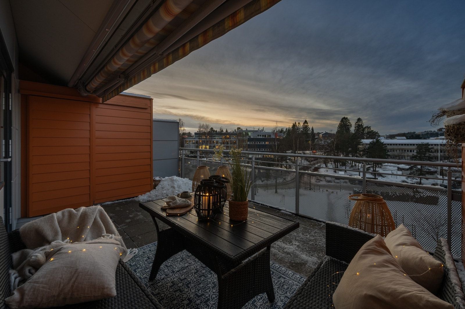 Den store balkongen har gode solforhold Galleribilde