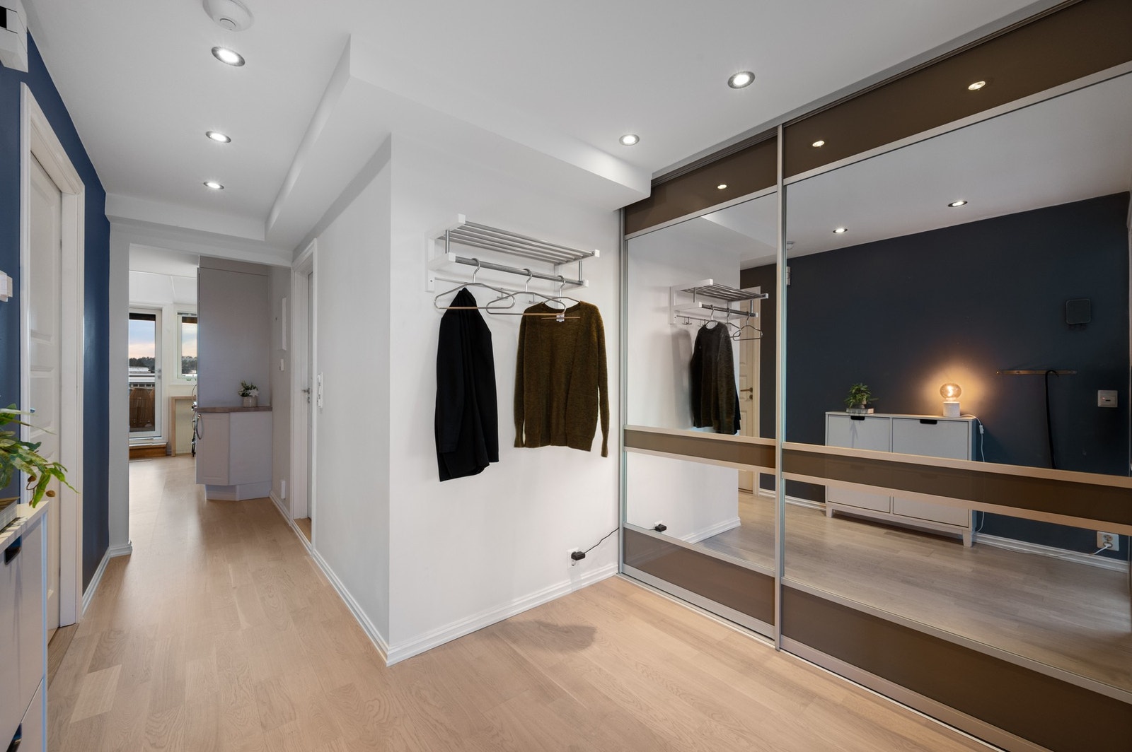 Entre med skyvedørsgarderobe Galleribilde