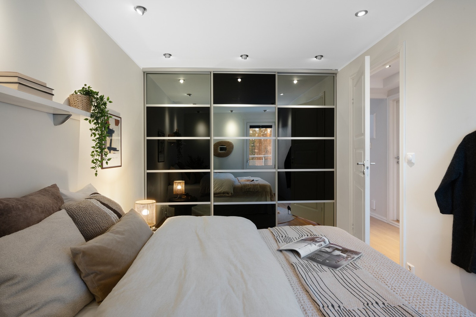 Skyvedørsgarderobe med god plass Galleribilde