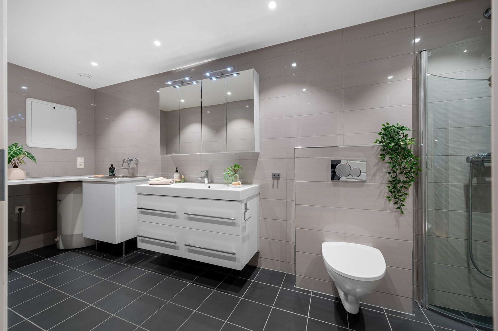 Badet har varme i gulv og downlights i tak Galleribilde