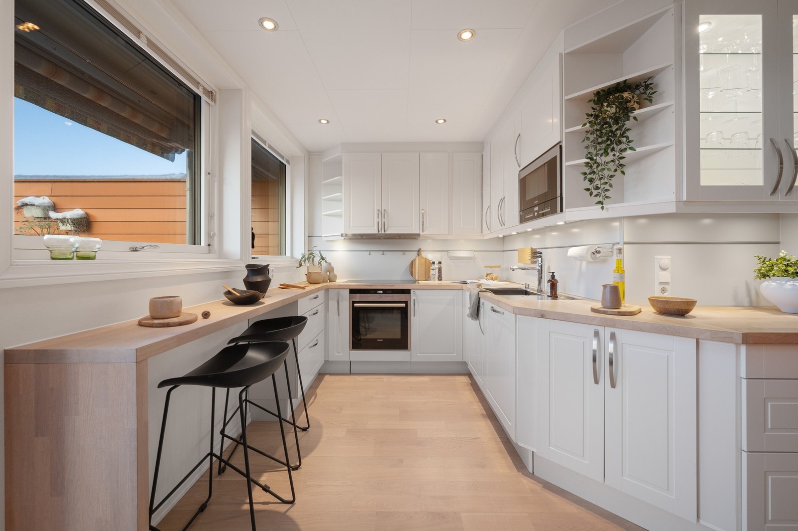 Veldig god skap- og benkeplass Galleribilde