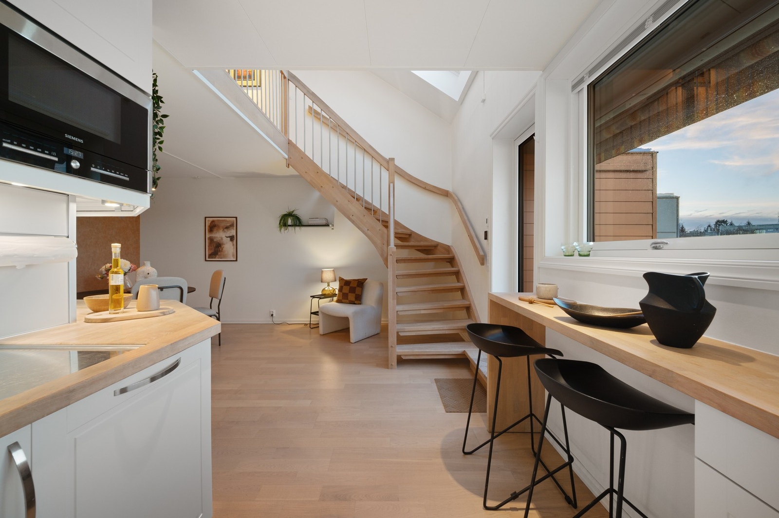 Underlimt vask og heltre benkeplate Galleribilde