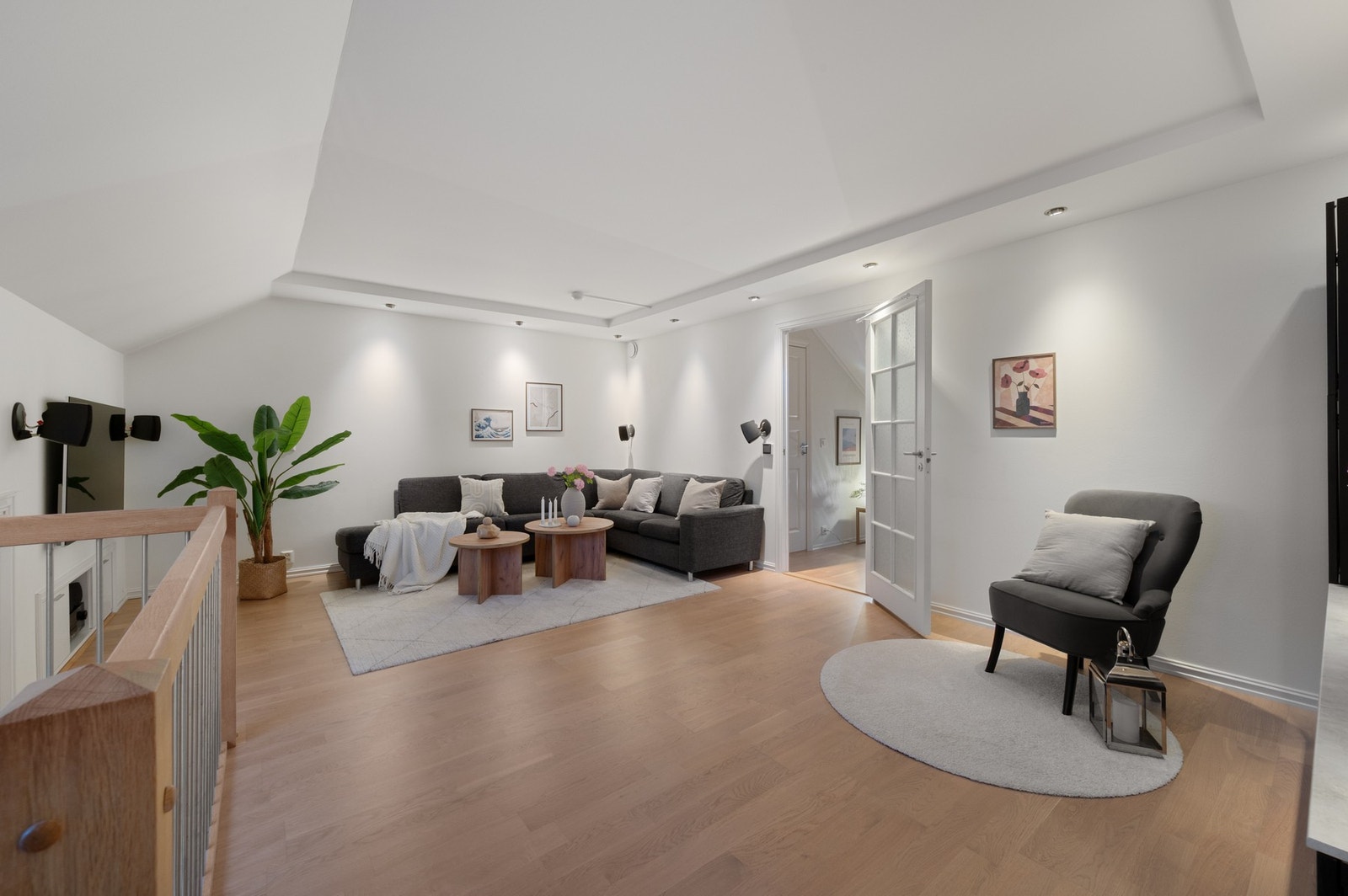 Romslig loftstue med downlights i taket Galleribilde