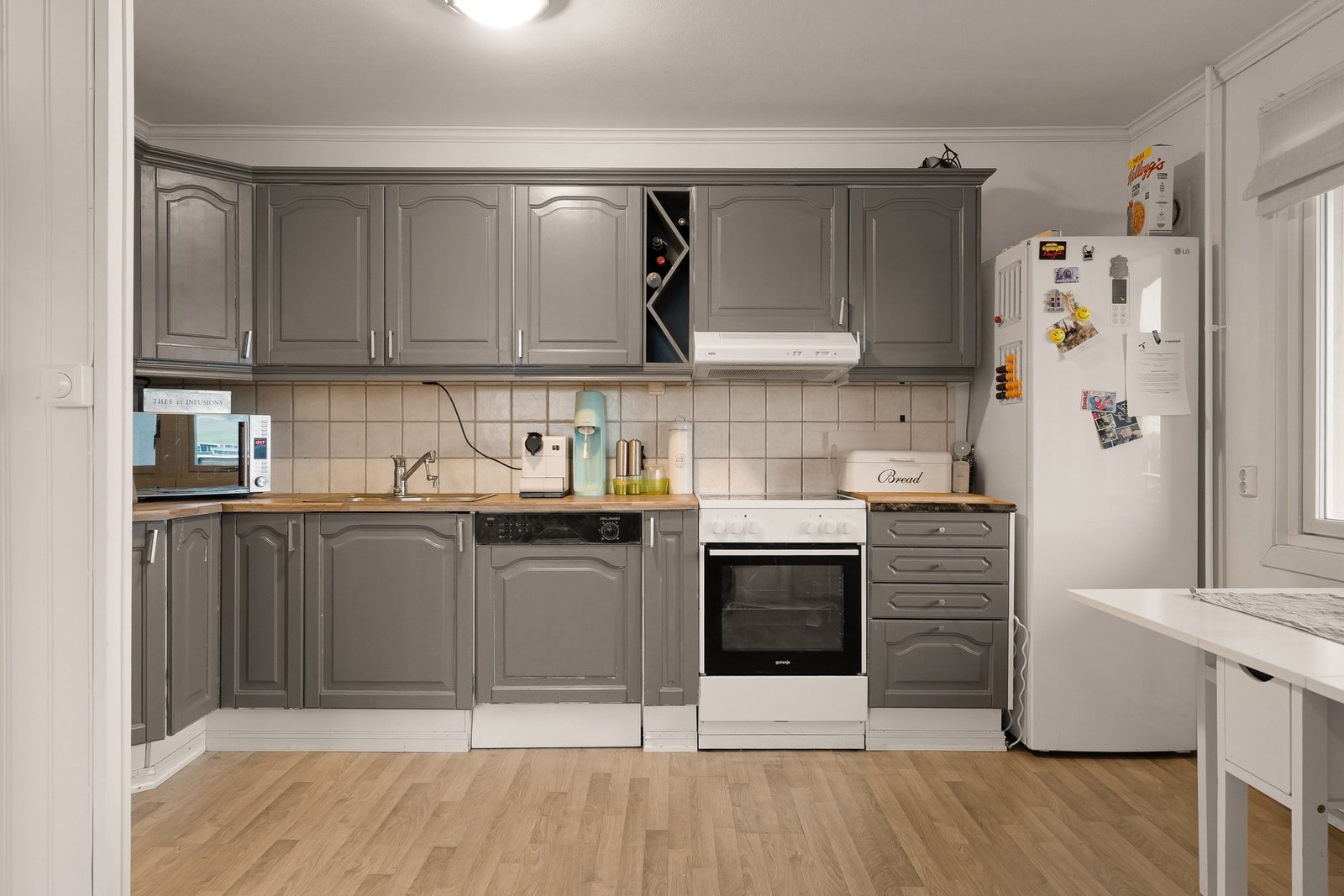 Lyst og funksjonelt kjøkken som har godt med benkeplass. Galleribilde