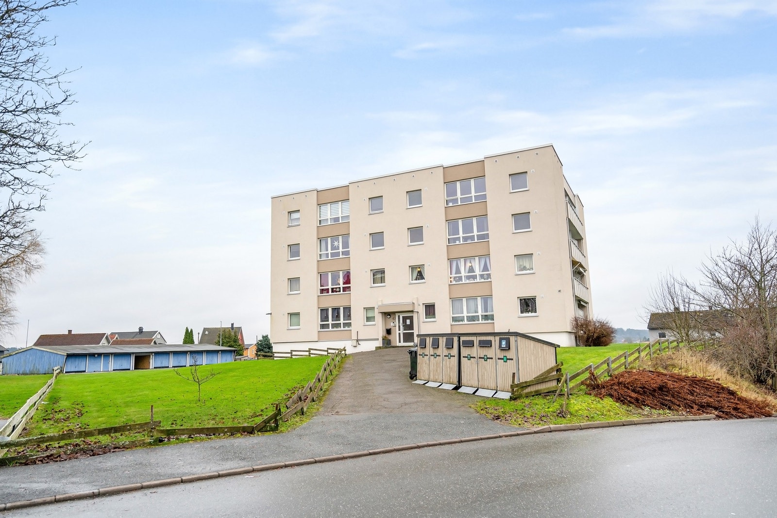 Det er kort vei til barneskole, barnehager, kjøpesenter, butikk og bussholdeplass. Galleribilde
