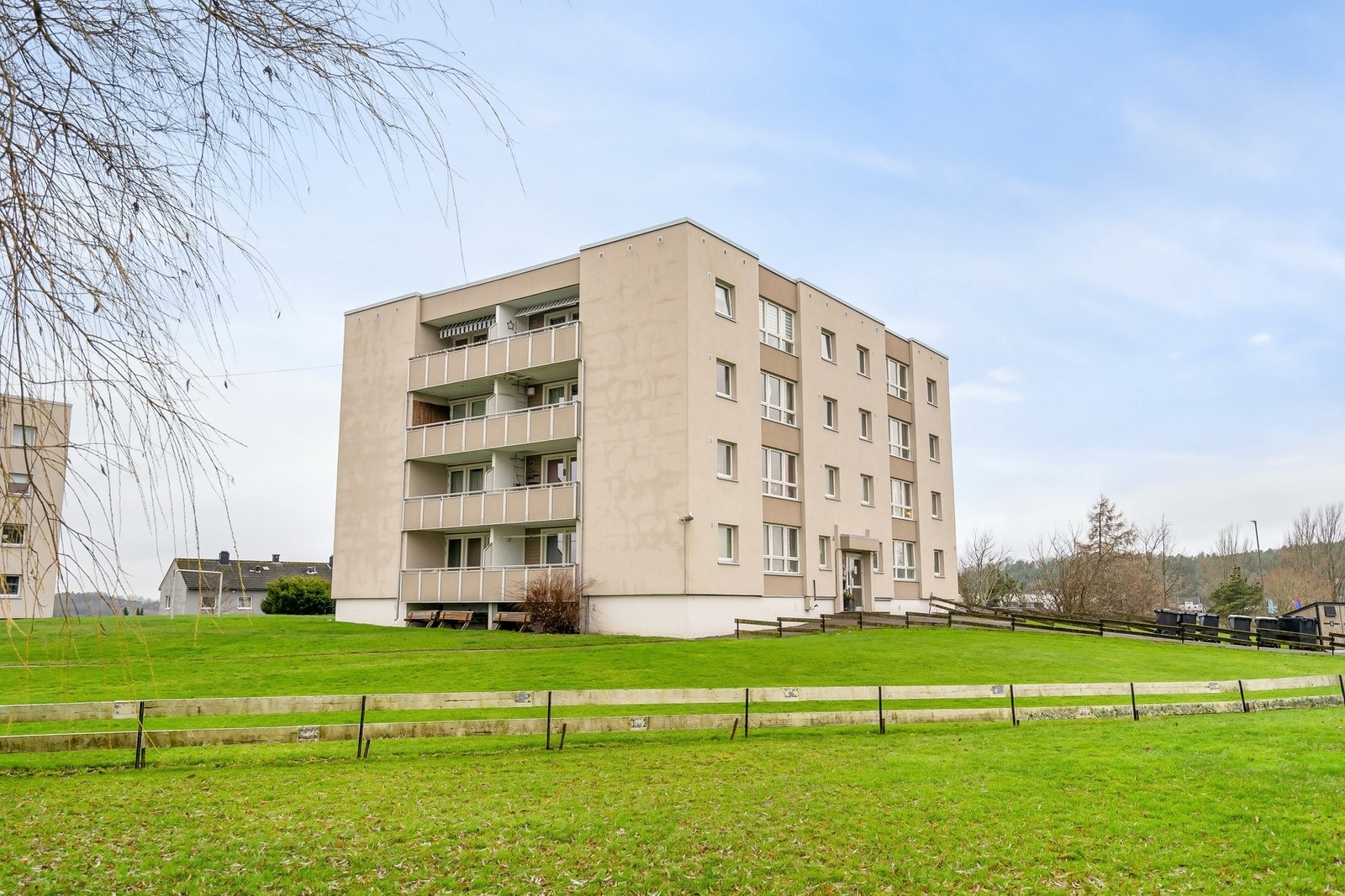 Eiendommen ligger i et eldre, etablert og barnevennlig område på Alvim. Galleribilde