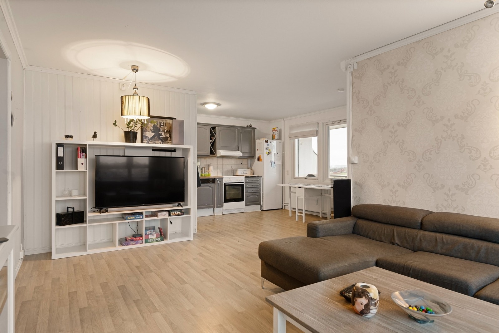 Stuen har god plass for sofagruppe med tilhørende møblement. Galleribilde