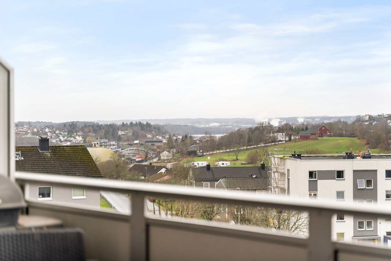 Leiligheten ligger høyt og fint til i tredje etasje og er tilknyttet Ludvig Engesvei Borettslag. Galleribilde