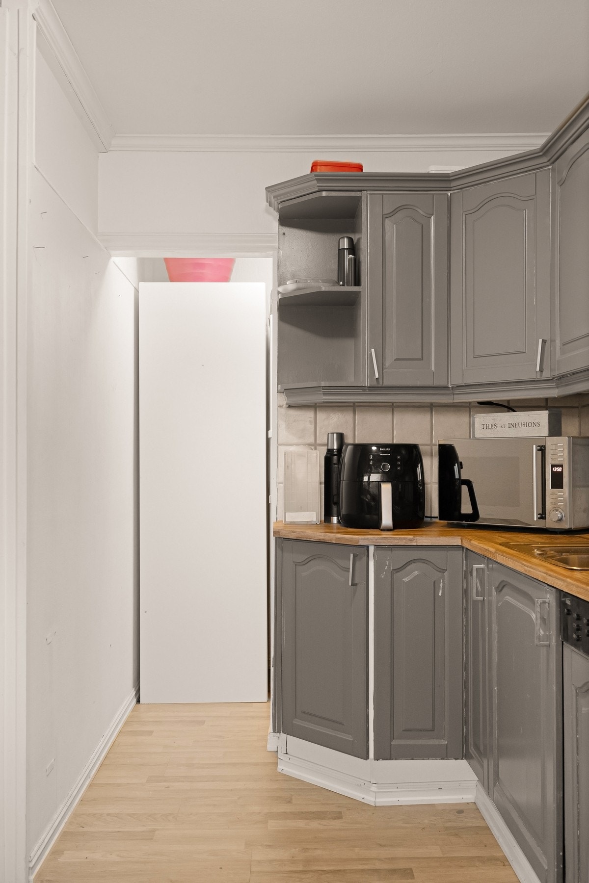 På innsiden av kjøkkenet er det en praktisk bod. Galleribilde