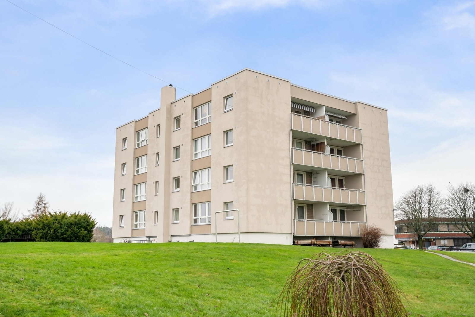 Alvim er et veletablert boligområde bestående av boligblokker, leiligheter og eneboliger. Galleribilde