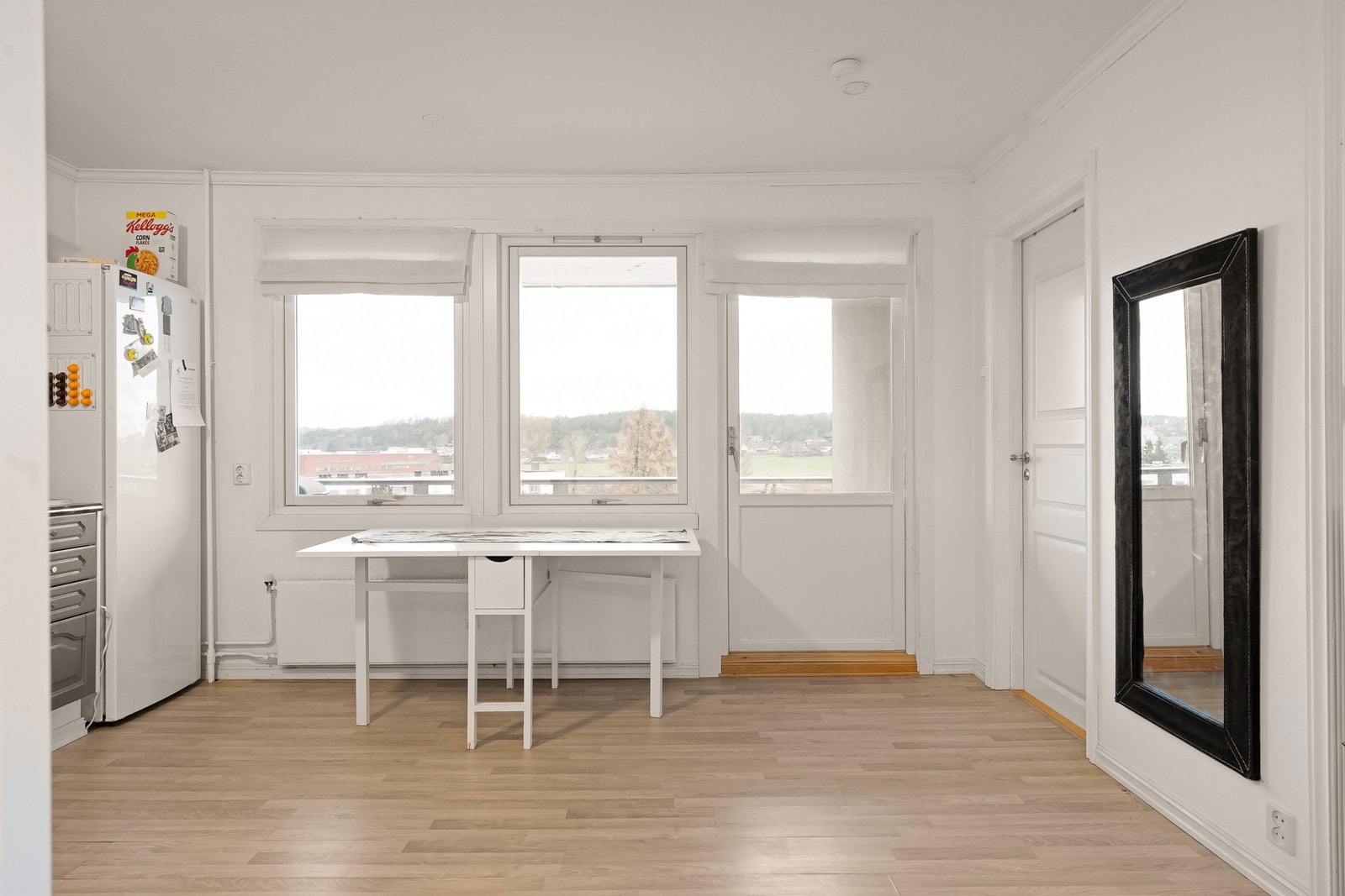 Stuen/spisestuen har godt med vindusflater og terrassedør som gir rikelig med lys til rommet. Galleribilde