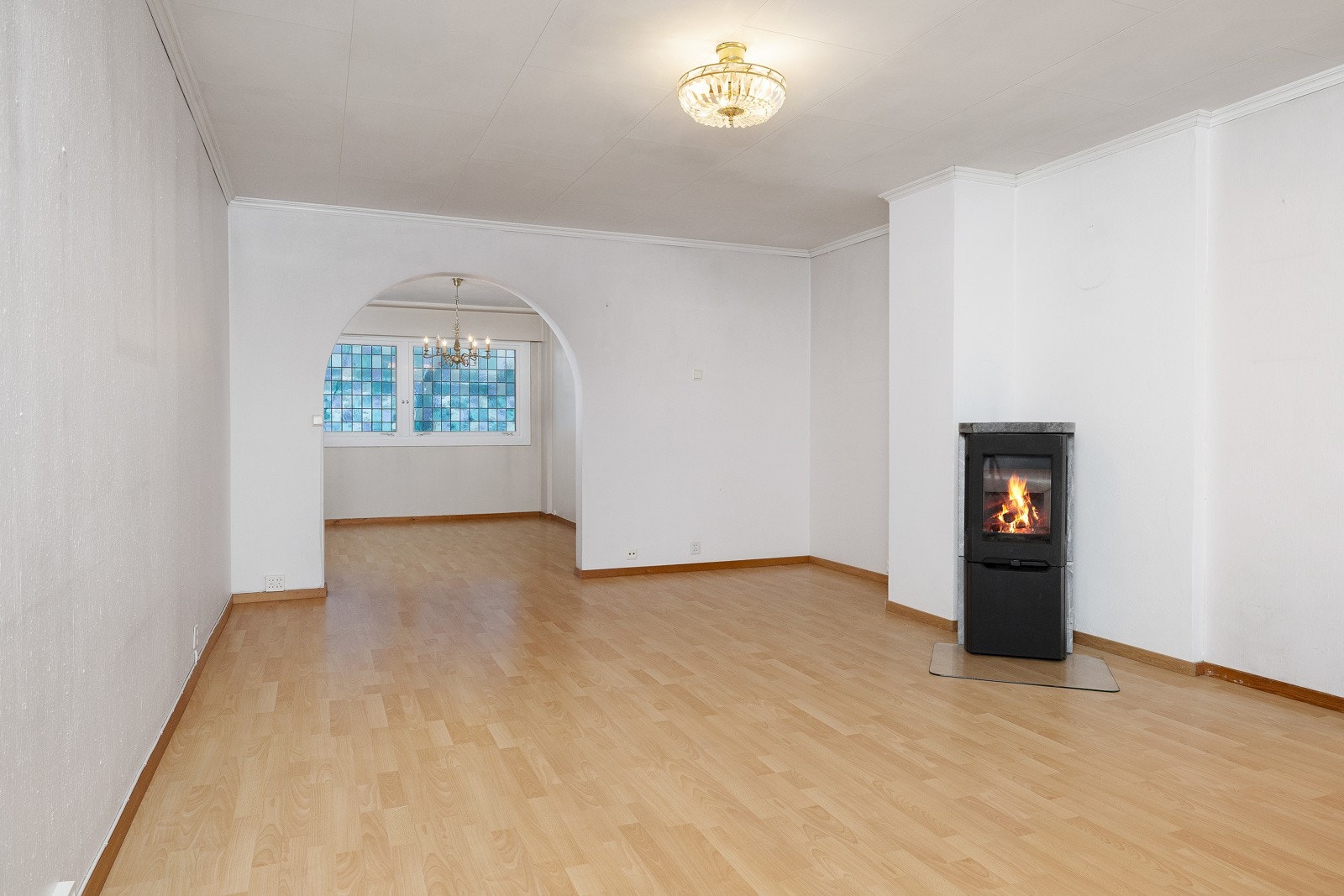 Stuen er romslig og har god plass til mølbering til både sofagruppe og spisestue. Galleribilde