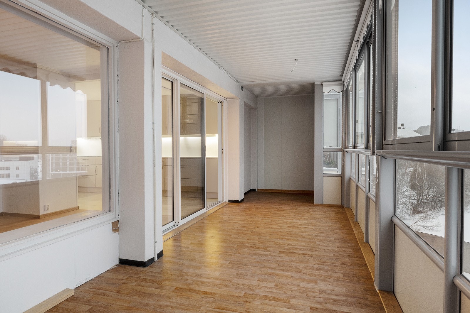 Balkongen er lagstrakt og utvider leiligheten på en god måte. Galleribilde