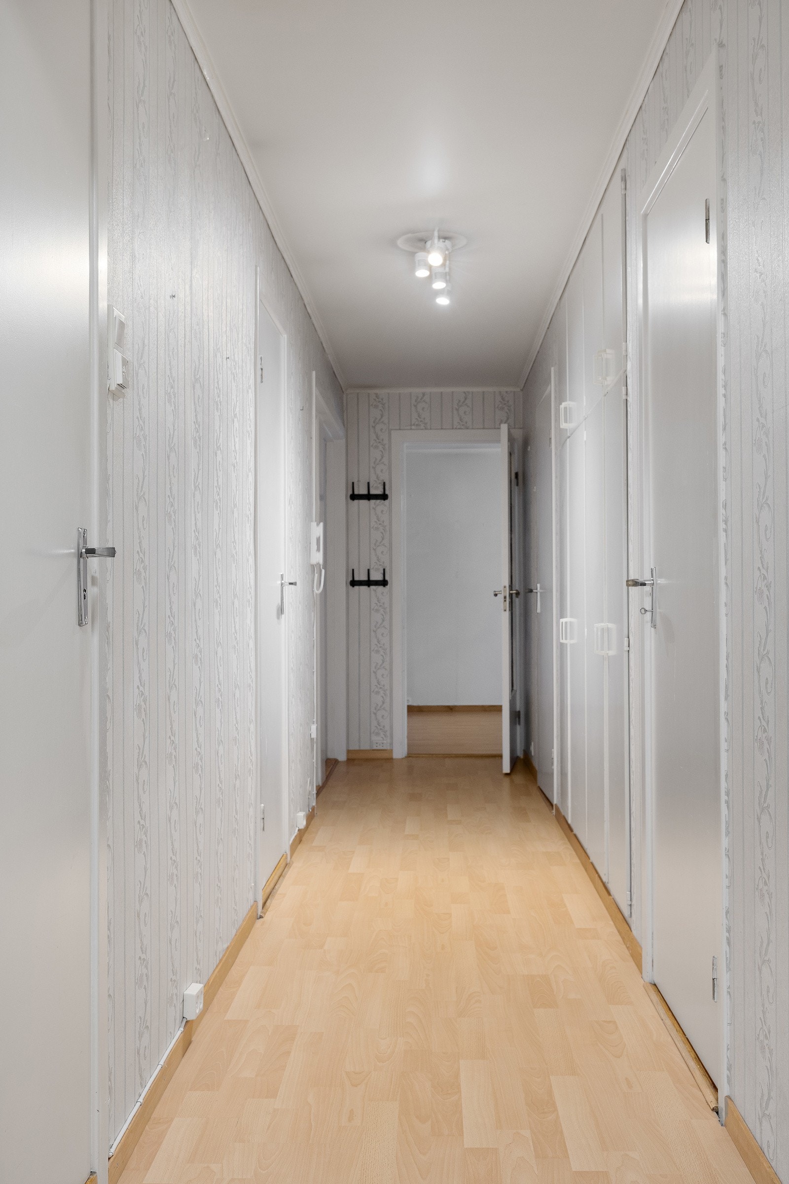 I gangen er det dører inn til begge soverom, bad, vaskerom og toalettrom. Galleribilde