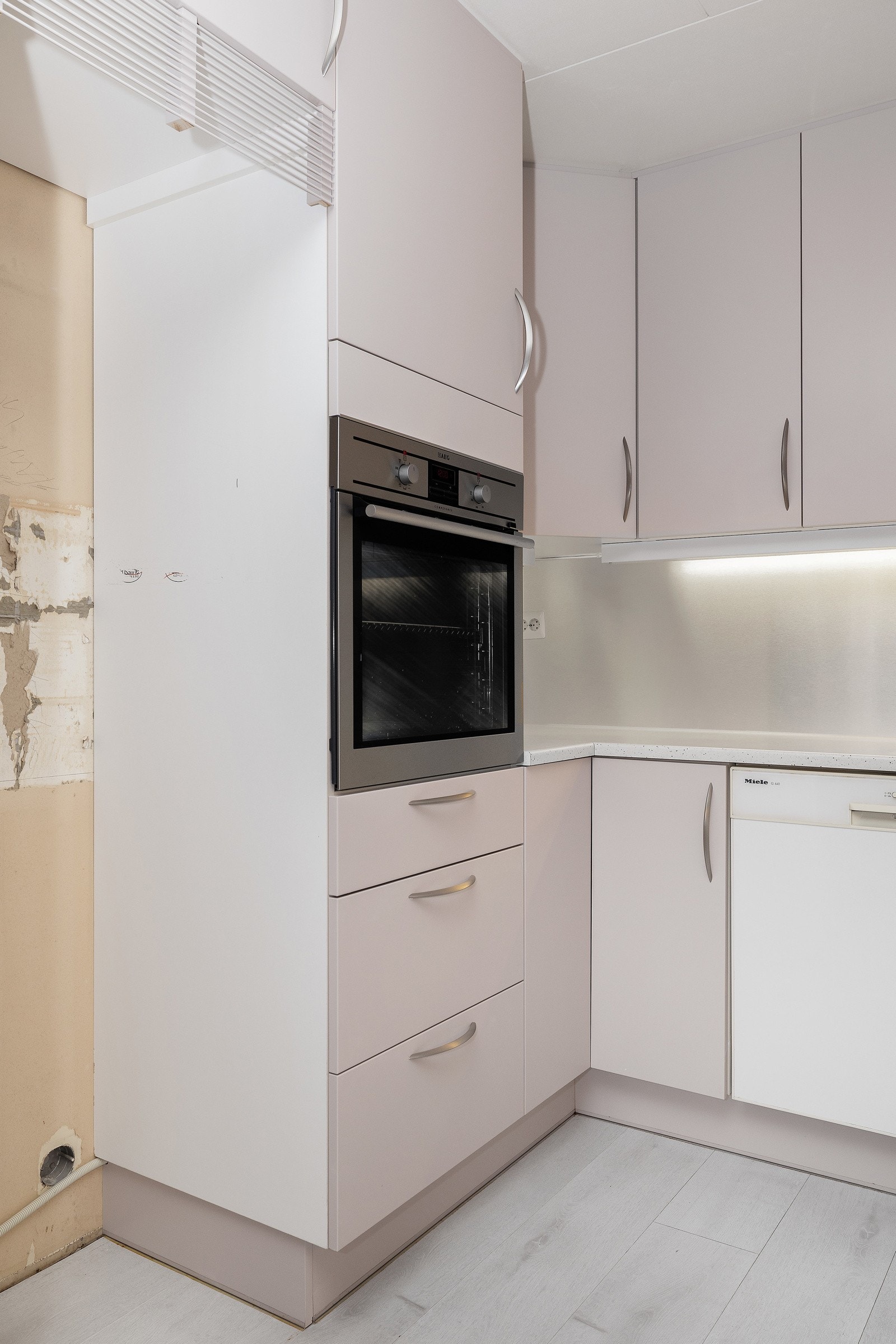 Det er plass for kombiskap i nisjen til venstre. Galleribilde