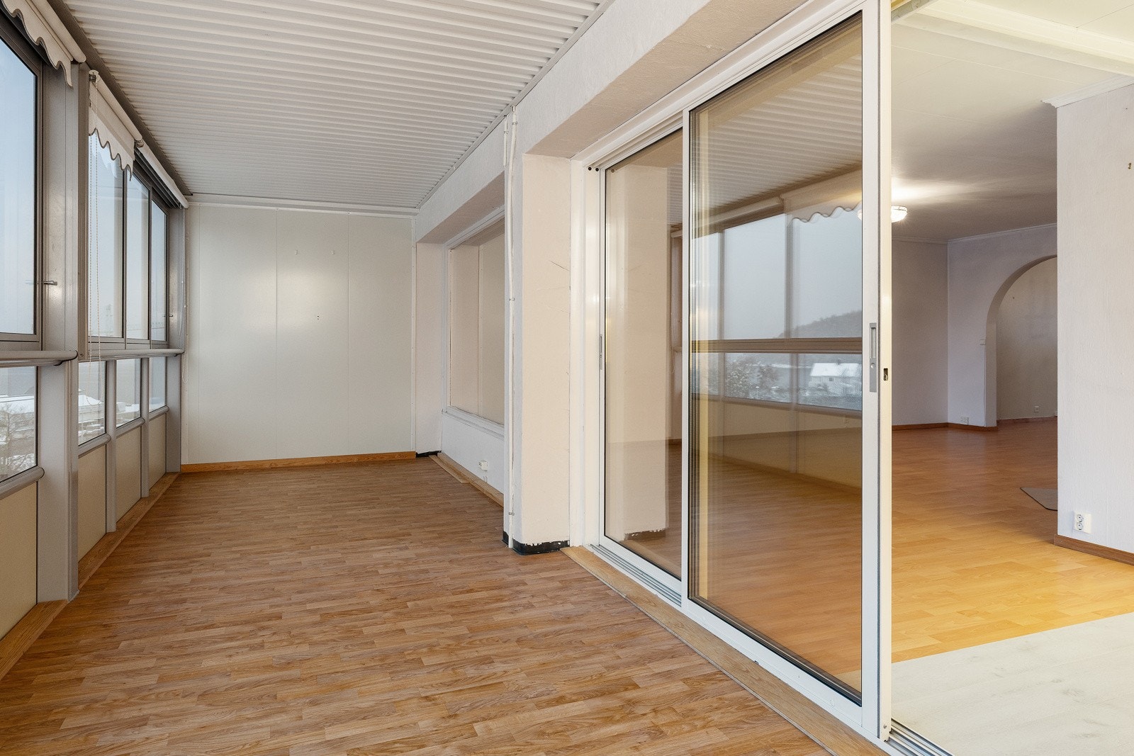 Innglasset balkong på 18 kvm med god plass til møblering. Glassene kan skyves helt til siden slik verandaen blir åpen. Galleribilde