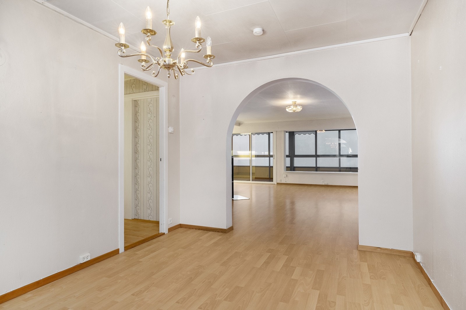 Det er godt med naturlig lys i leiligheten med vinduer i begge retninger. Galleribilde