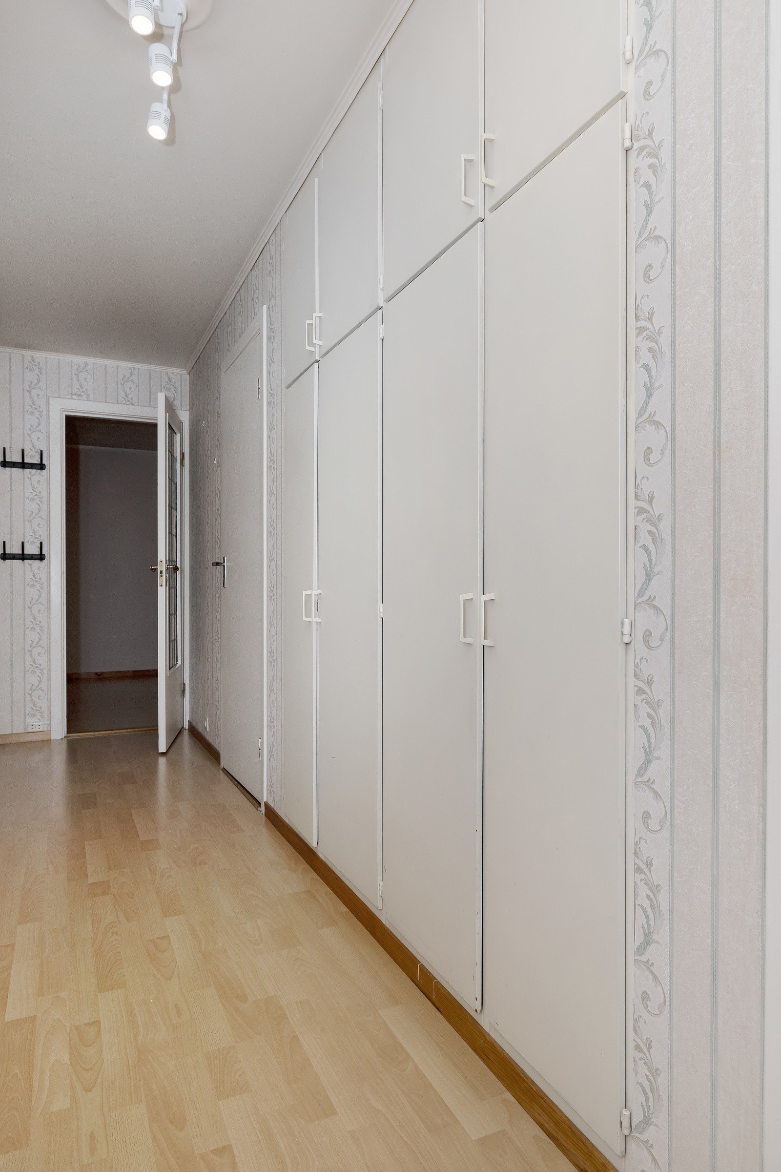 Innfelte garderobeskap gir god lagringsplass. Galleribilde