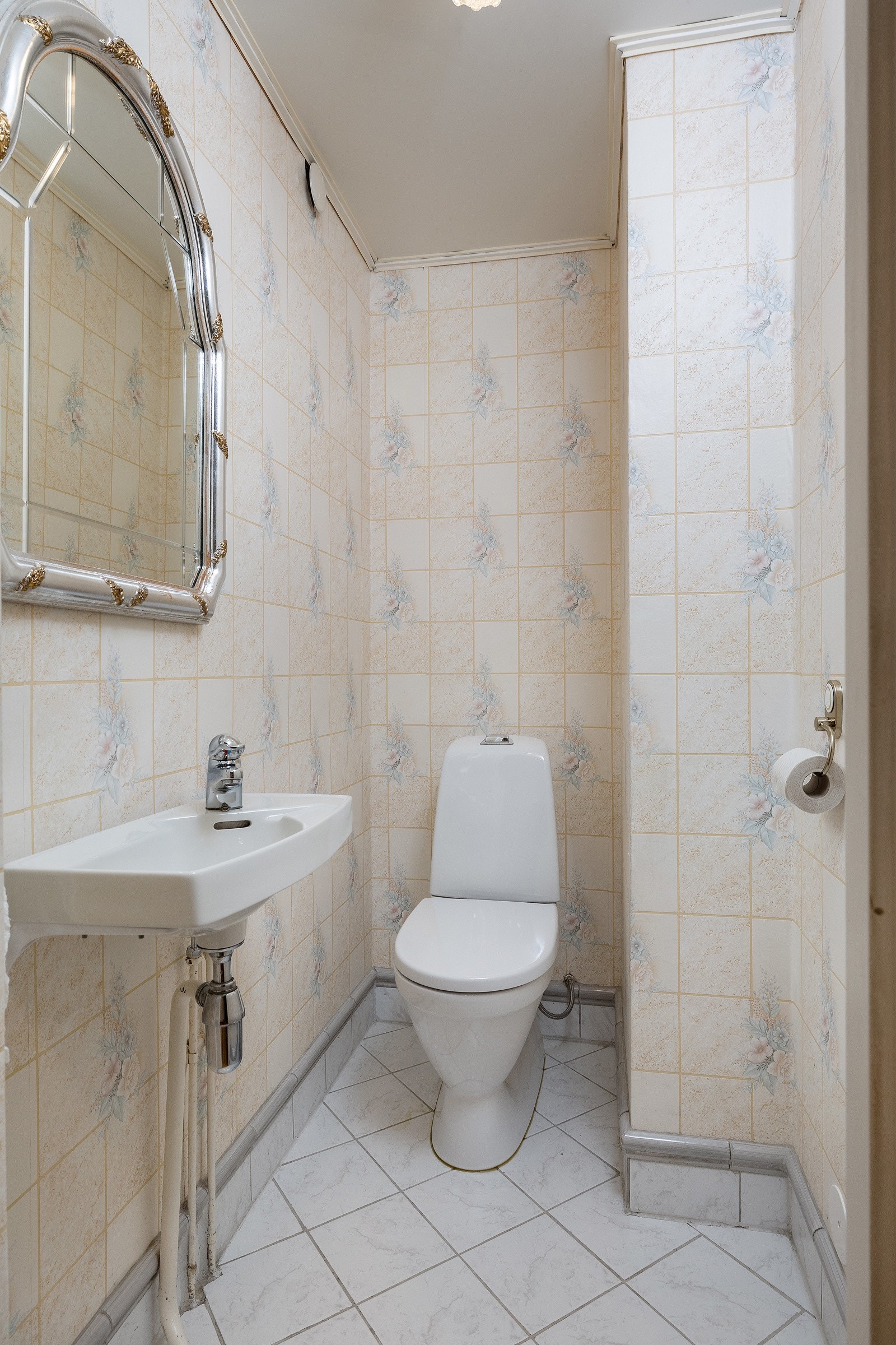 Toalettrom med toalett og servant. Galleribilde