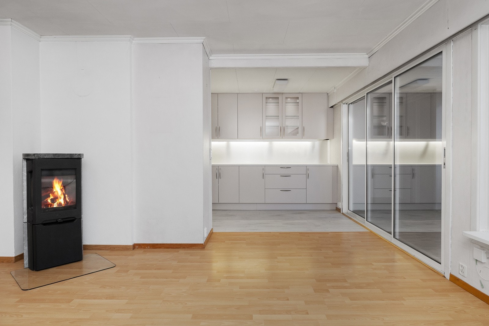 Overflateoppussing må påregnes, men kjøkkenet er fra 2016 med en moderne innredning. Galleribilde