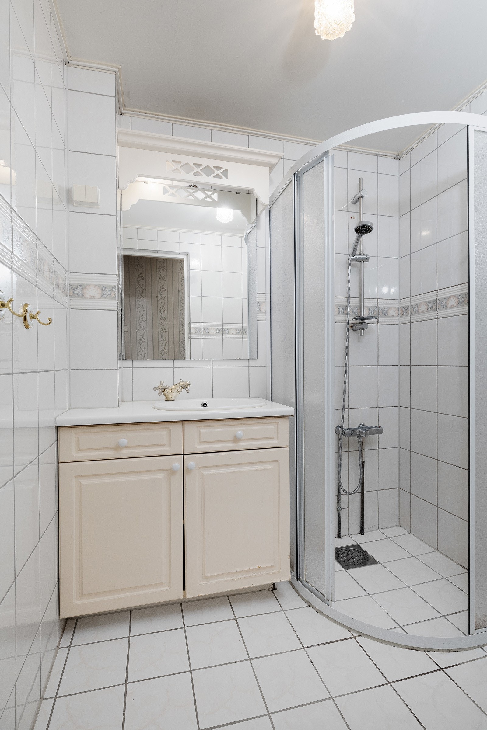 Badet er av eldre dato og oppussing må påregnes. Galleribilde