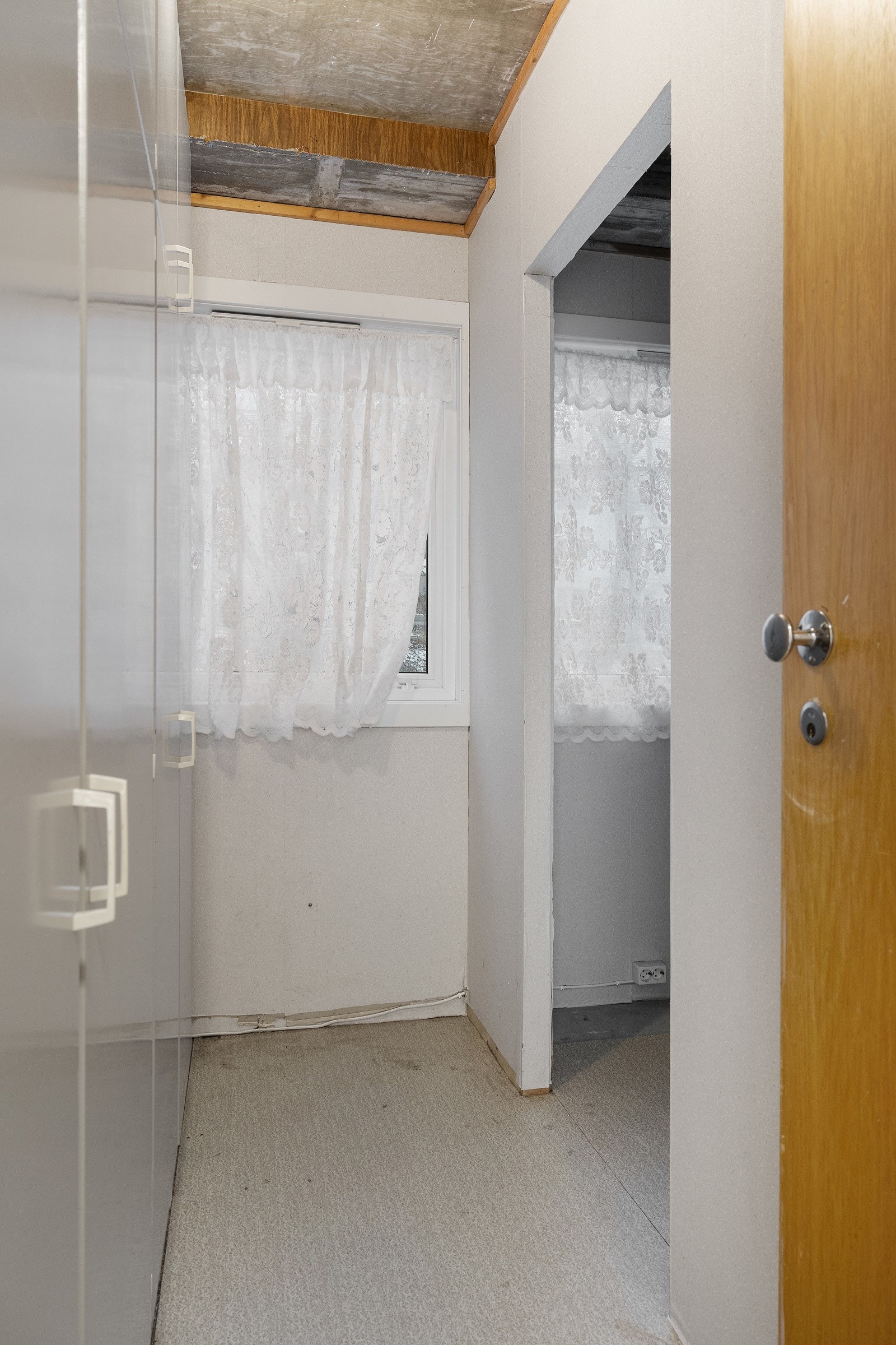 Det er to boder tilhørende leiligheten. Denne ligger i samme etasje som leiligheten og er på 5 kvm. Galleribilde