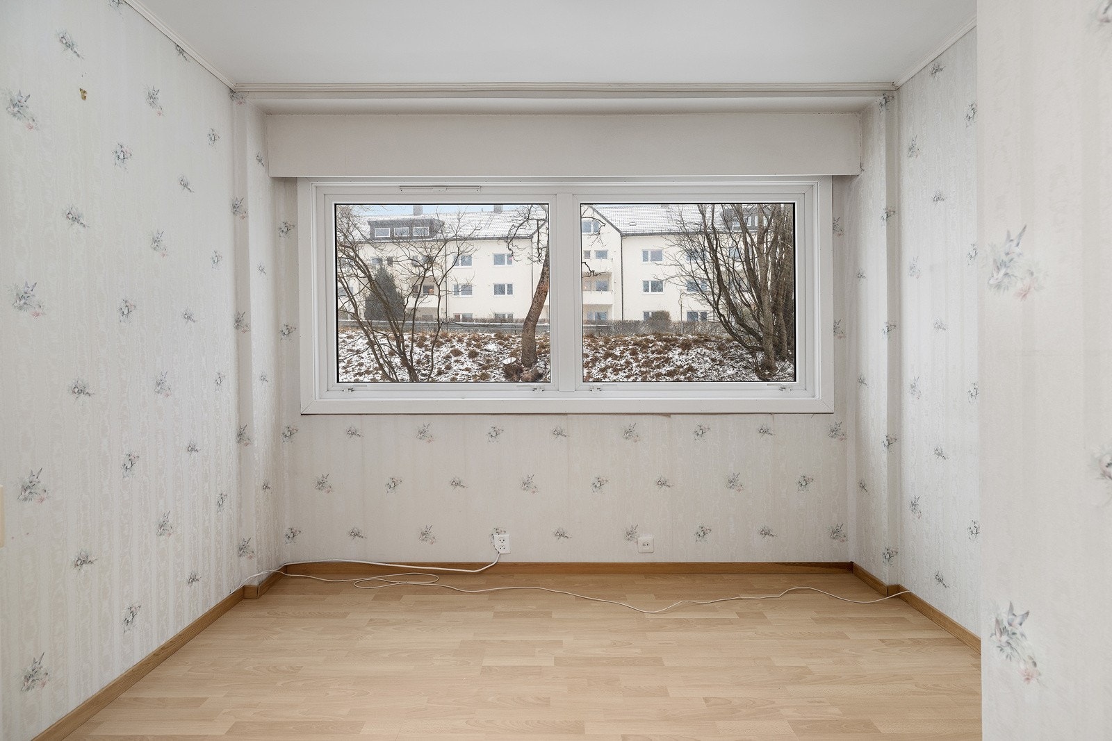 Det er to soverom i leiligheten. Dette er det største. Her er god plass til både dobbelseng og nattbord. To innebygde skap. Galleribilde