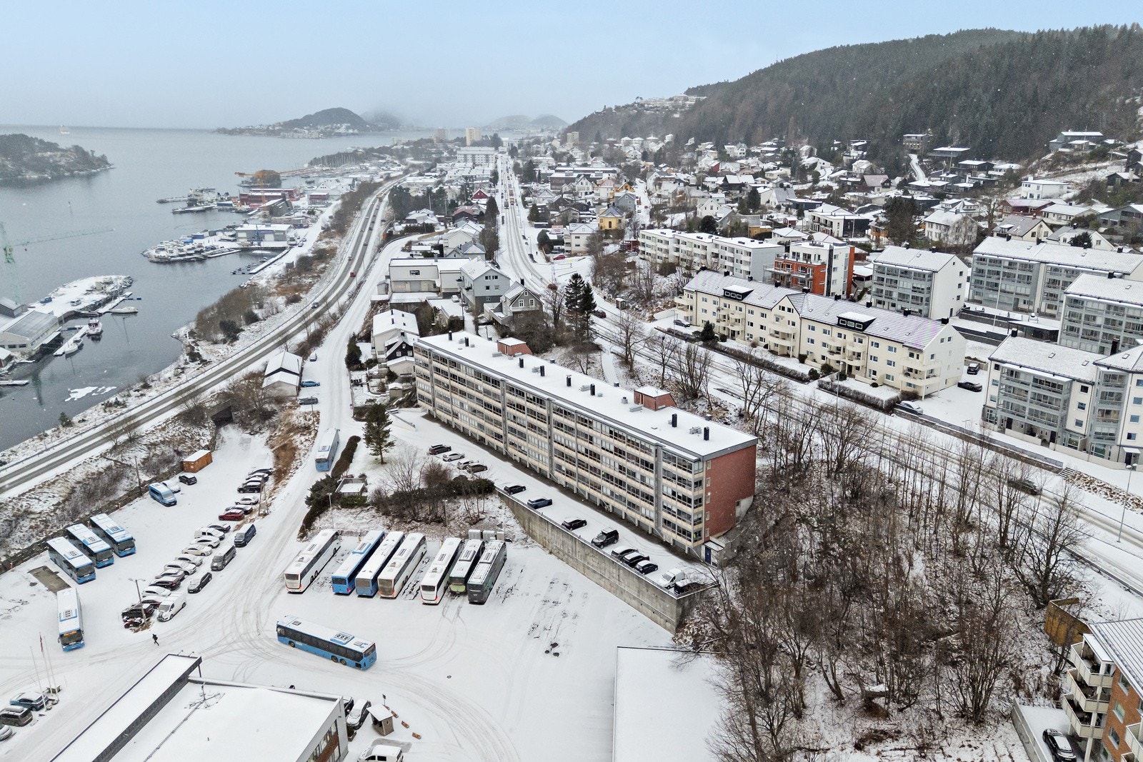 Leiligheten har parkeringsplass utenfor, samt at her er gjesteparkering. Det er også garasjeplasser i borettslaget - disse kan søkes om og fordeles etter ansinitet i borettslaget. Galleribilde