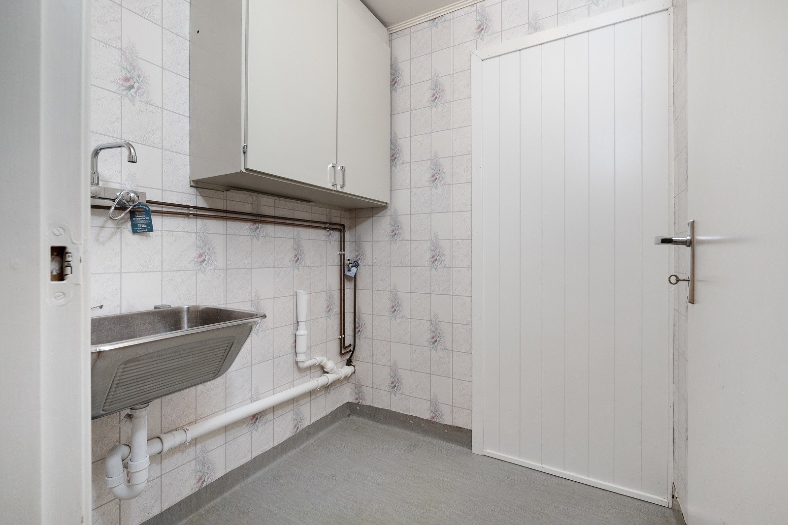 Alle de tre våtrommene - bad, vaskerom og toalettrom ligger på rekke. Vaskerommet har fin størrelse. Døren som tidliger gikk inn til kjøkken er bygget igjen. Galleribilde