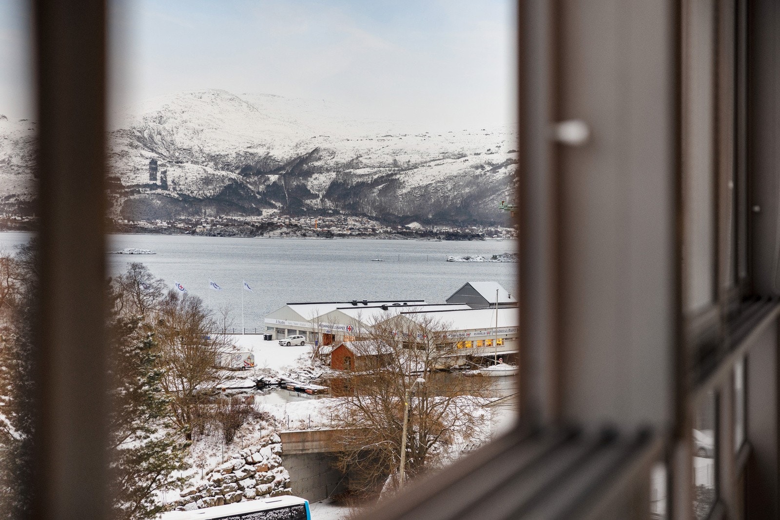 Fin utsikt over Borgundfjorden, Sulafjellet og innover Sunnmørsalpene. Galleribilde