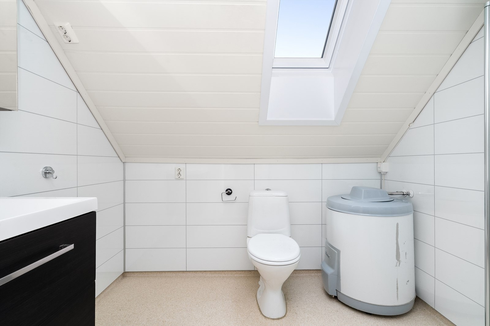 Her er det innredning med dype skuffer og heldekkende servant, samt ytterligere oppbevaringsplass i speilskapet. Galleribilde