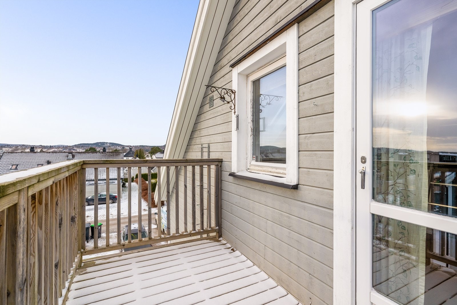 Leiligheten har en sydvestvendt balkong på 5 m2 med adkomst fra stue/kjøkken. Galleribilde