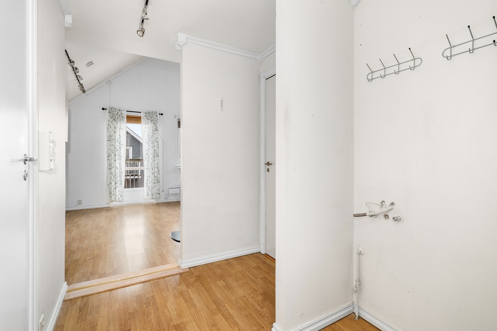 Med adkomst fra felles gangareal i sameiet kommer man inn i denne spennende loftsleiligheten med lys entrè og god plass til sko- og ytterklær. Galleribilde