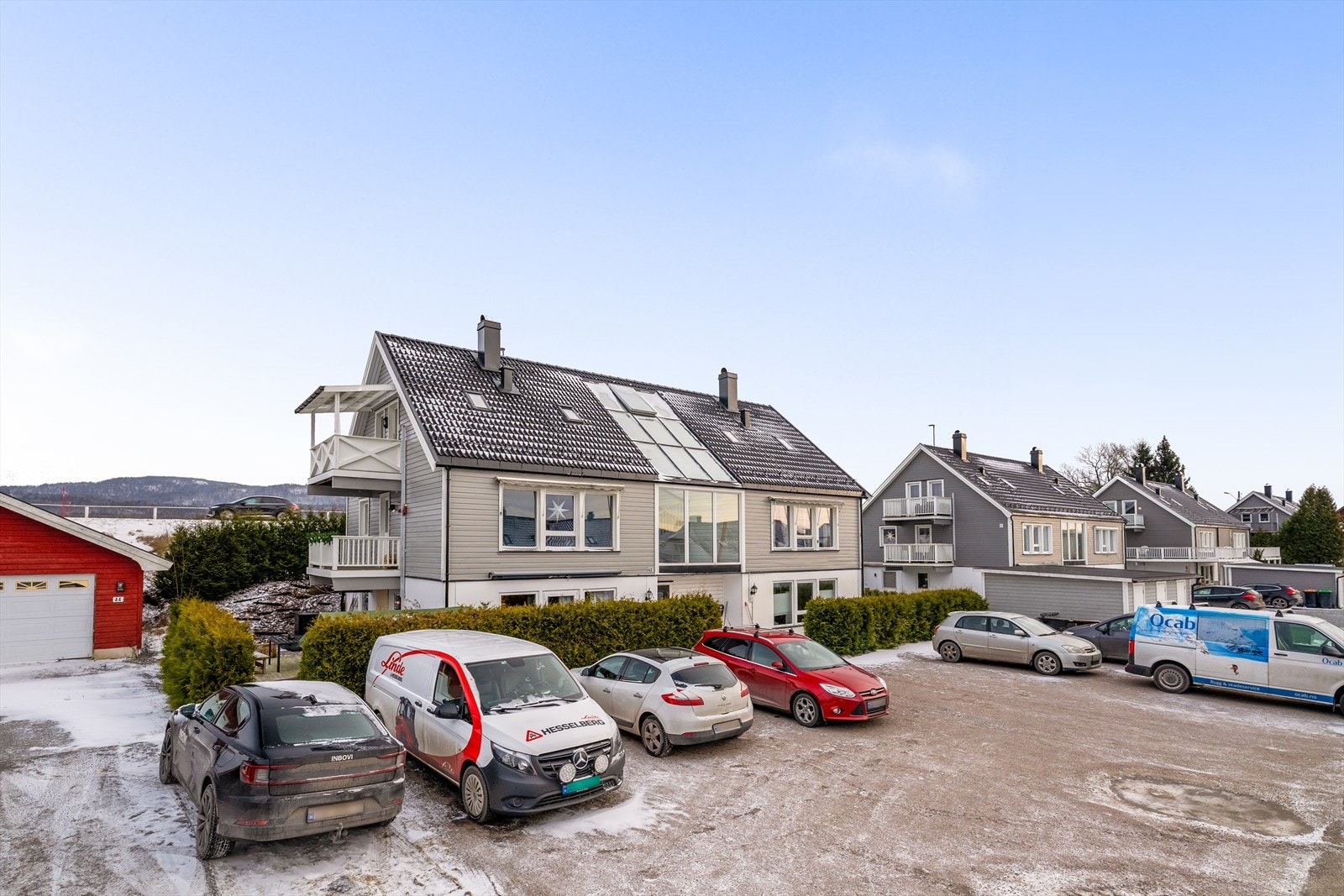 Sameiets tomt er pent opparbeidet med romslig gruset gårdsplass og felles inngangsparti i front av boligene. Galleribilde