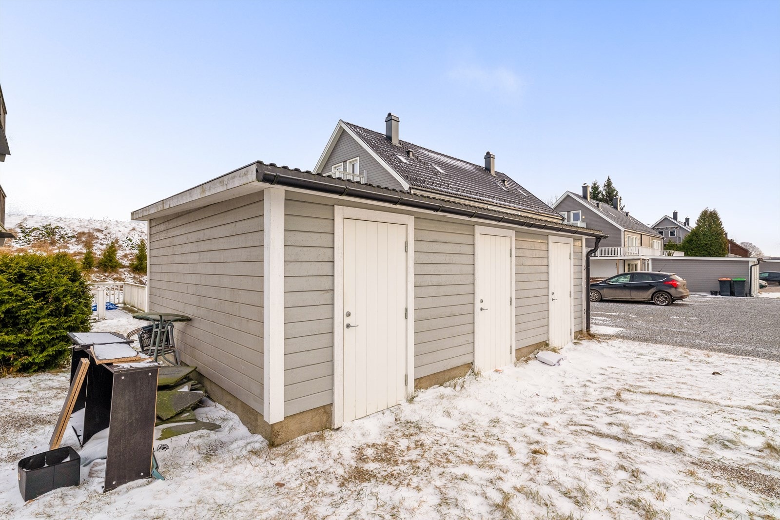 Inntil gårdsplassen er det oppført frittstående boder, hvor denne seksjonen disponerer en bodplass. Galleribilde