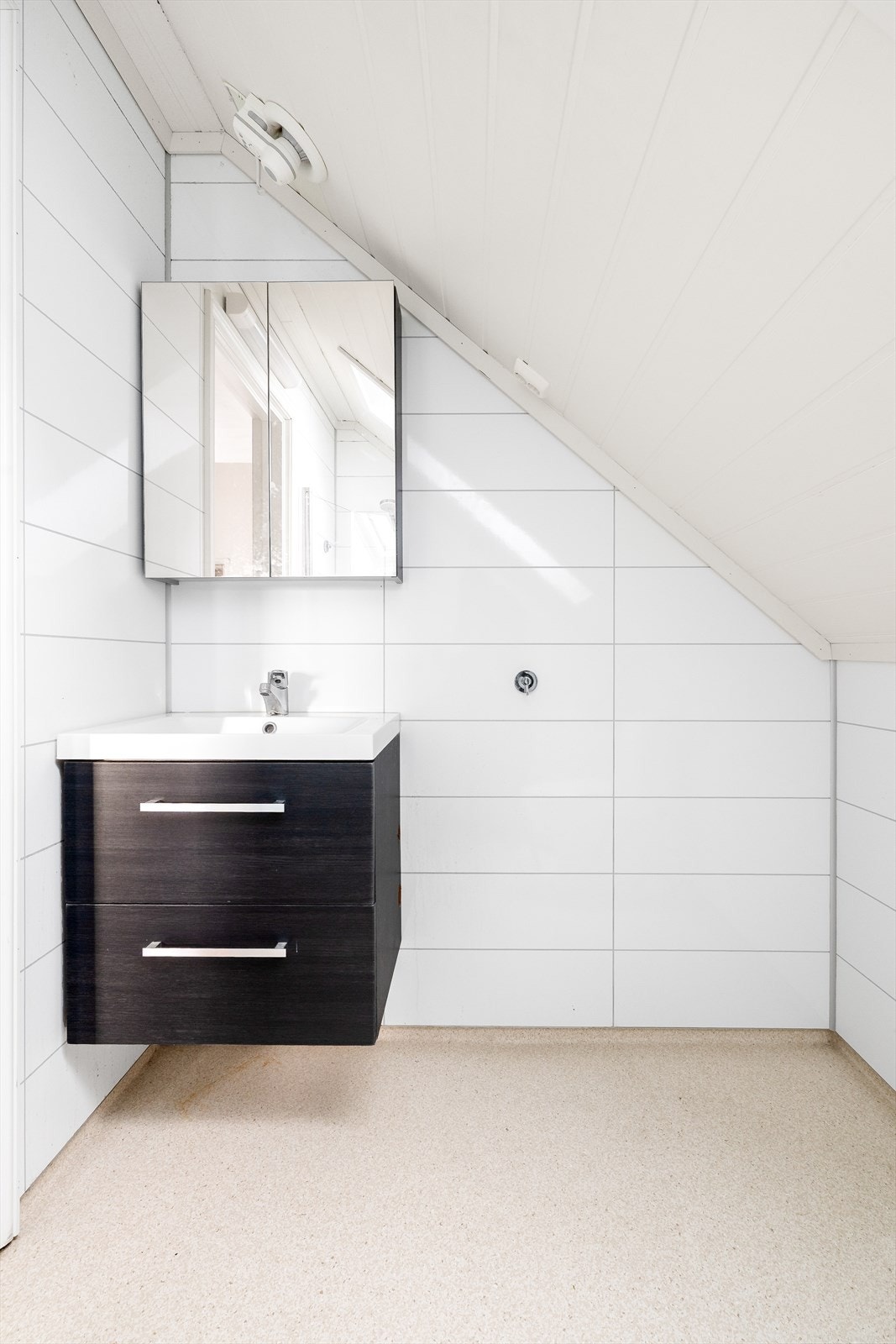 Det lyse badet som er pusset opp i 2020 har belegg på gulvet og baderomsplater på veggoverflatene. Galleribilde