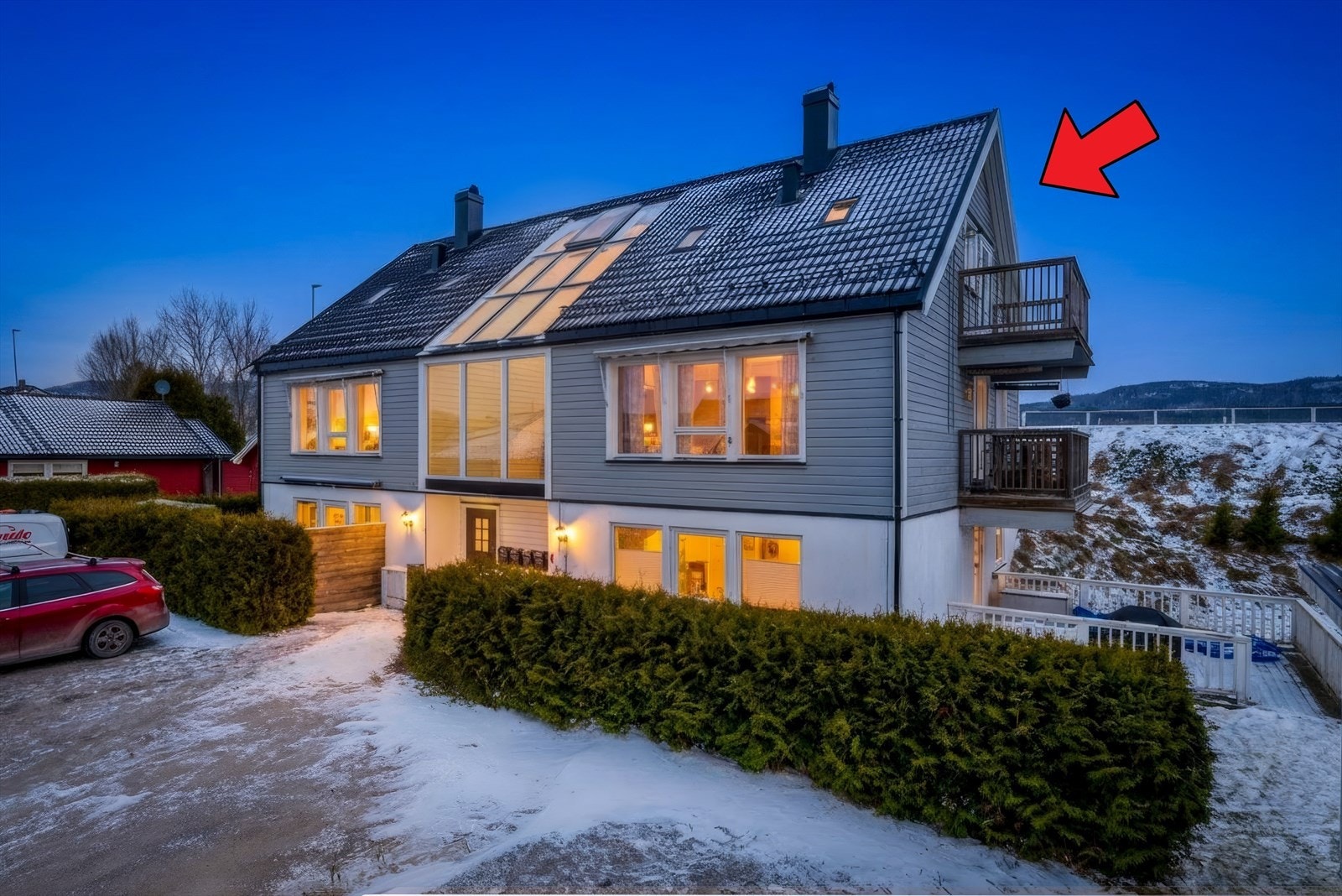 Leiligheten inneholder entrè, åpen stue/kjøkkenløsning med god takhøyde, vedovn og hems, samt bad og et soverom. Meget praktisk bod i oppgangen utenfor leiligheten, samt utebod. Galleribilde