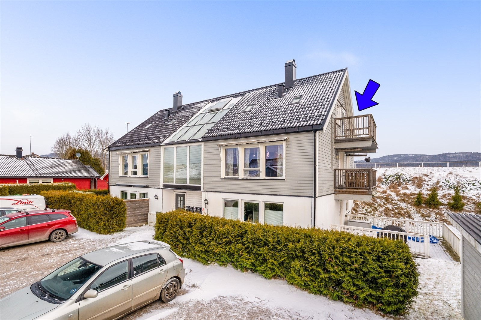 Rett i nærområdet finnes for øvrig dagligvareforretningen Spar, og ca. 1 km unna ligger bensinstasjon, Kiwi og togstasjon. Galleribilde