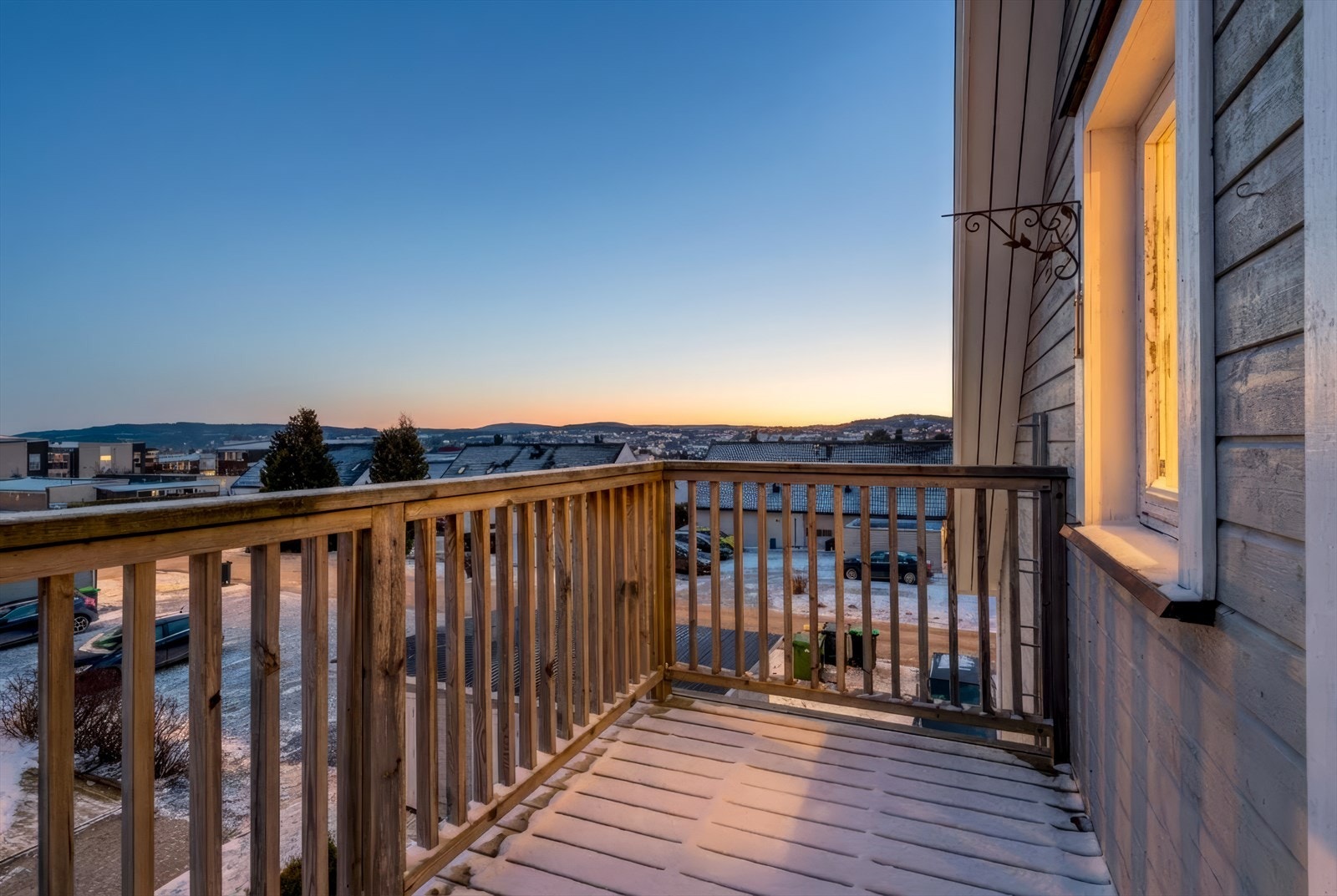Fra den solrike balkongen er det fin utsikt mot nærområdet og opp mot Gulset og omegn. Galleribilde