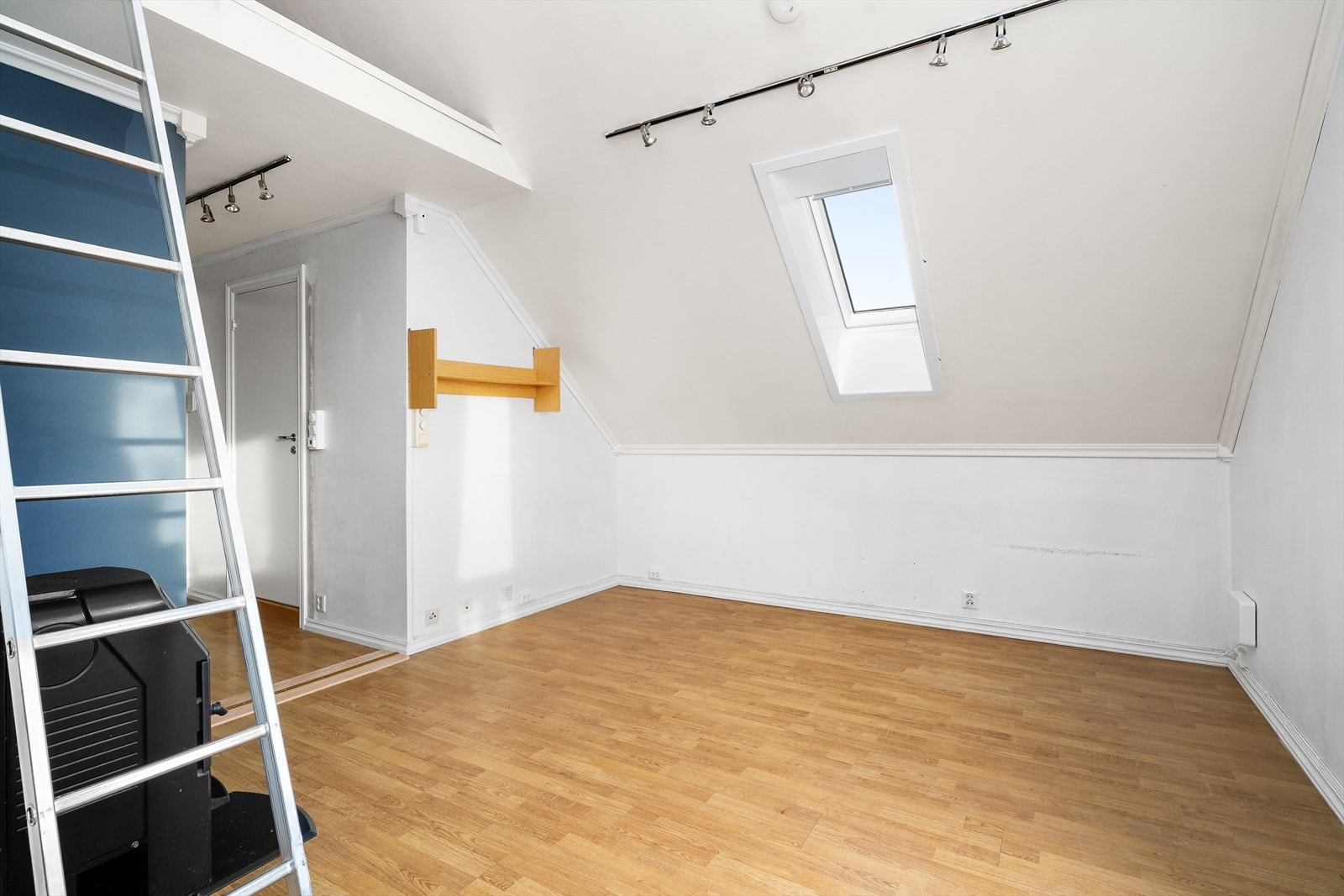 Her er det fin plass til sofagruppe, samt at det er spiseplass ved vinduet på kjøkkenet. Stua har takvindu som gir gode lysforhold. Galleribilde