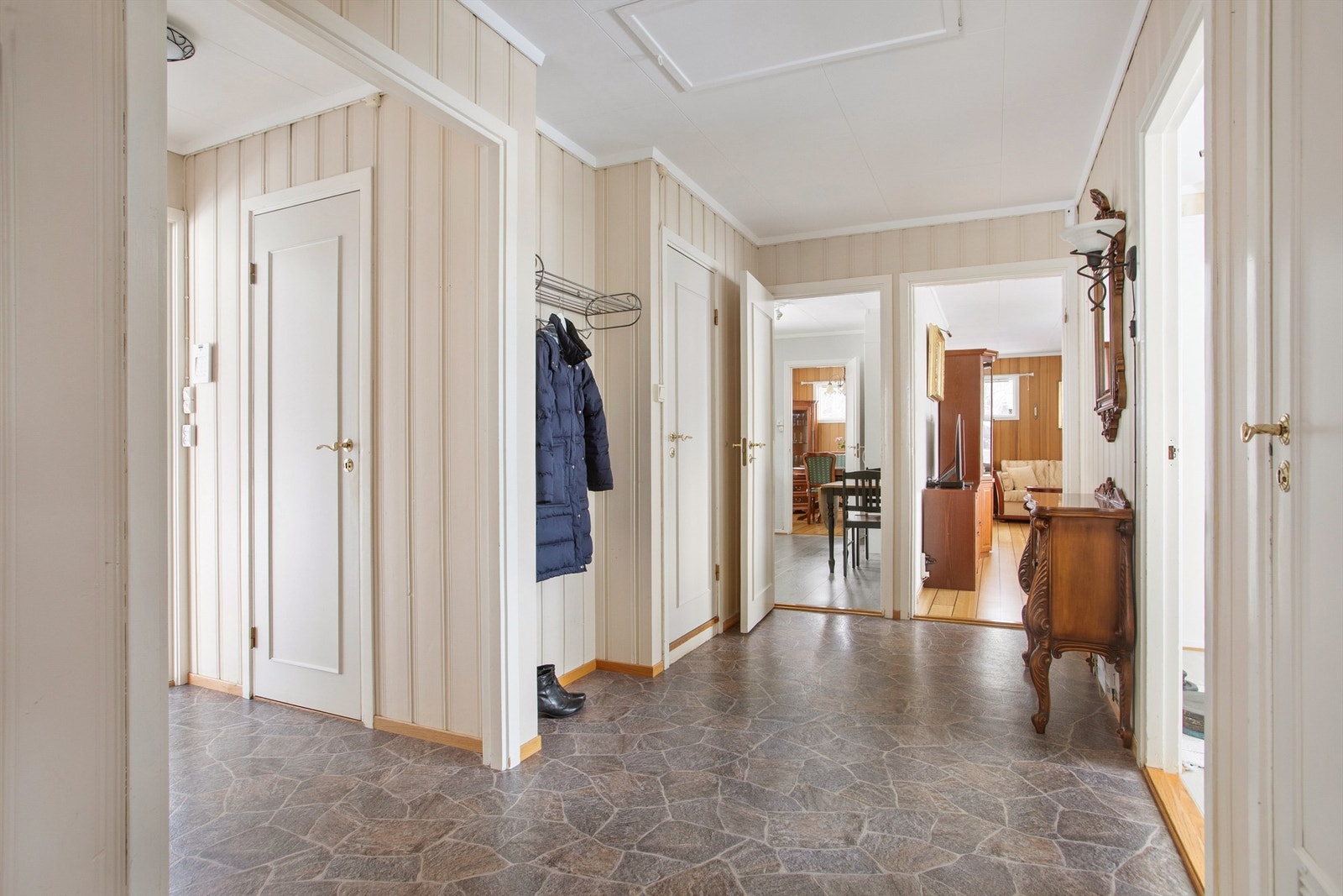 Lys og romslig gang Galleribilde