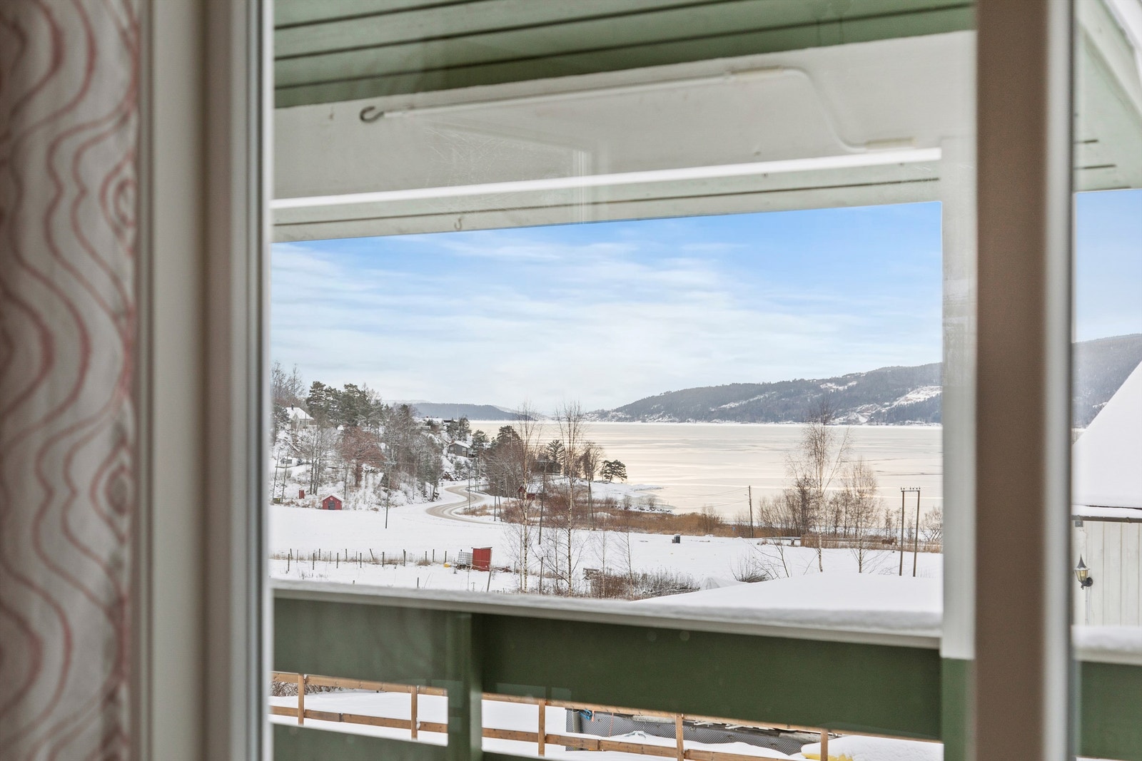 Nydelig fjordutsikt fra vinduet, samt utgang til terrasse Galleribilde