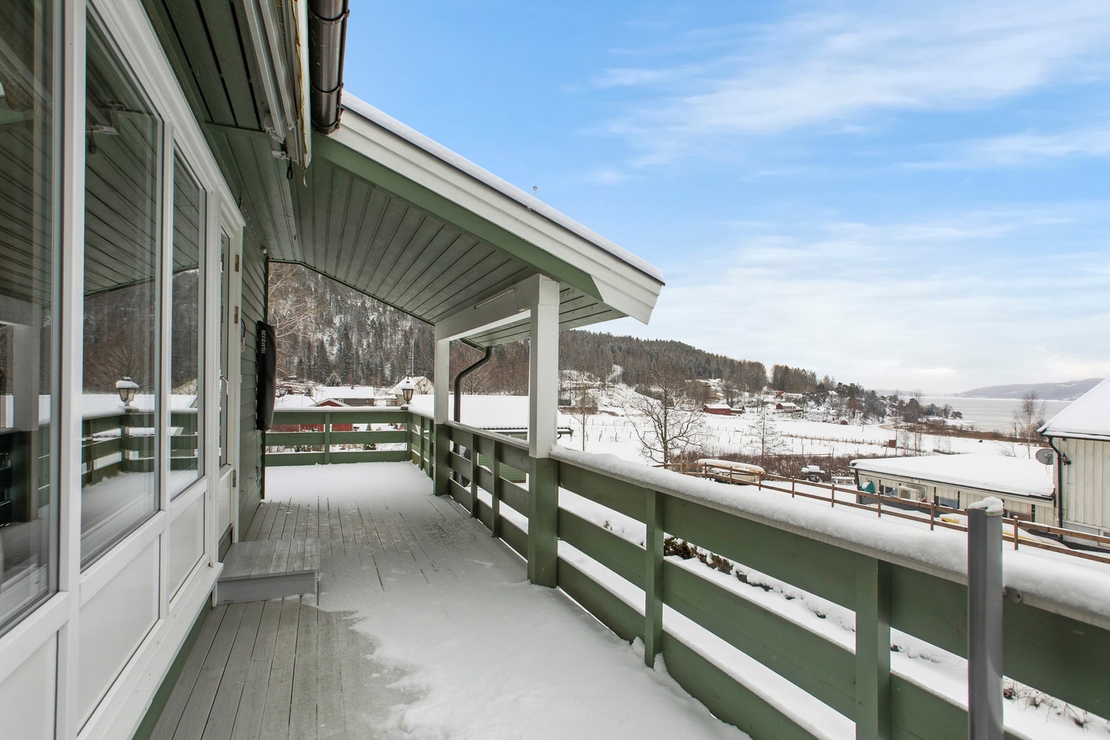Her er det god plass til diverse utemøbler og grillområde Galleribilde