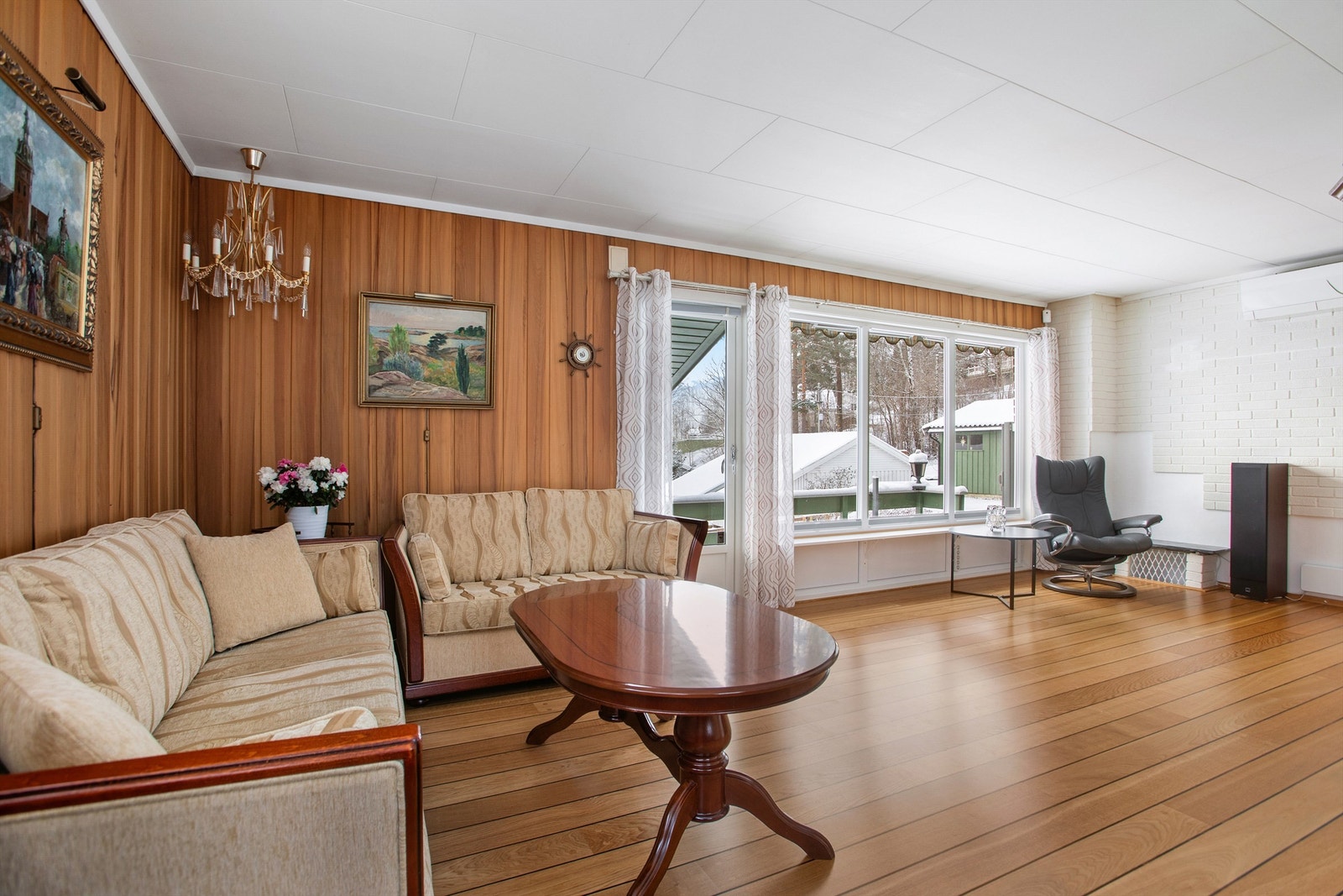 Romslig og åpen stueløsning med god plass til flere soner Galleribilde