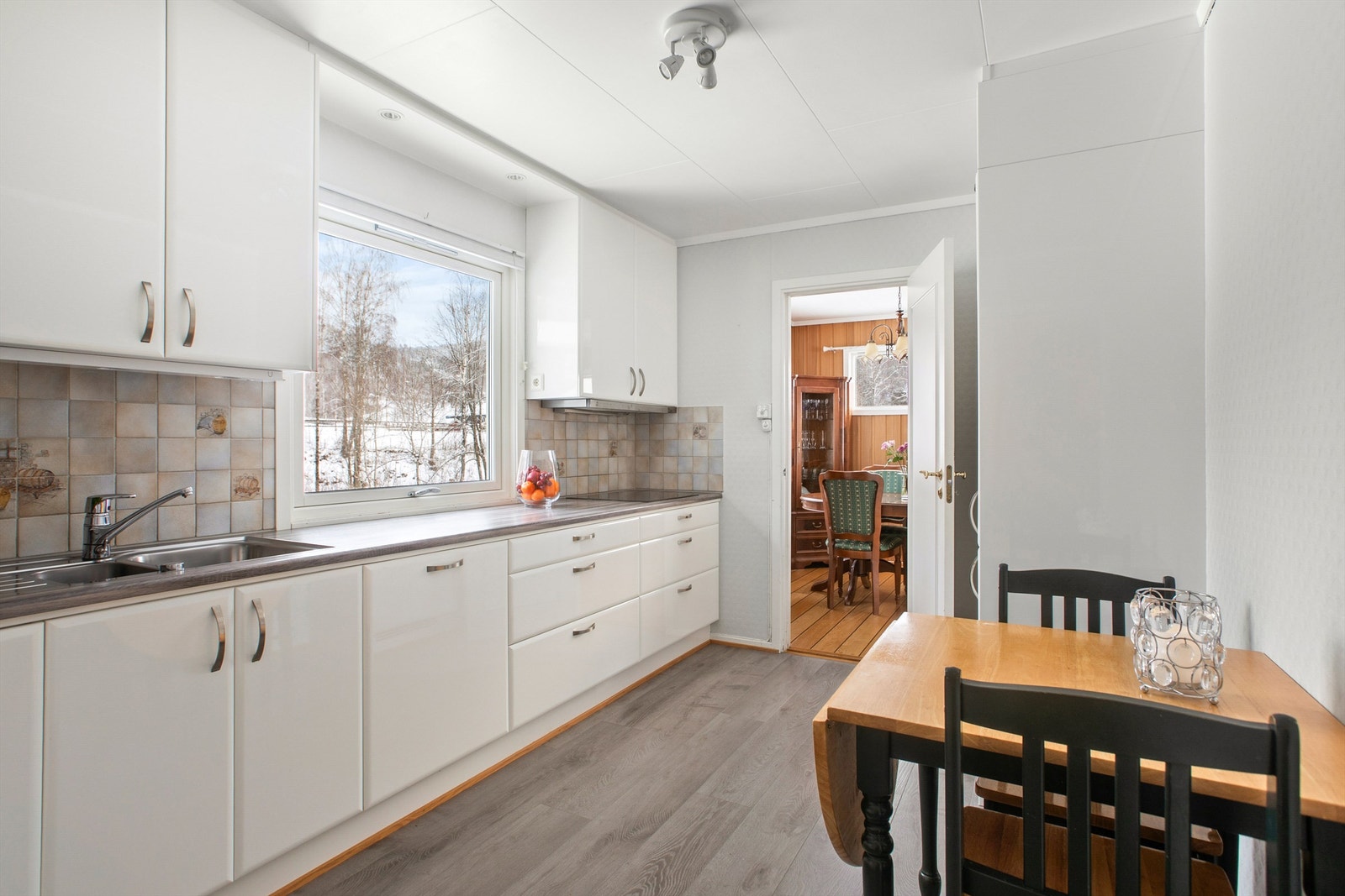 Rikelig med både skap- og benkeplass, samt plass til et lite spisebord Galleribilde